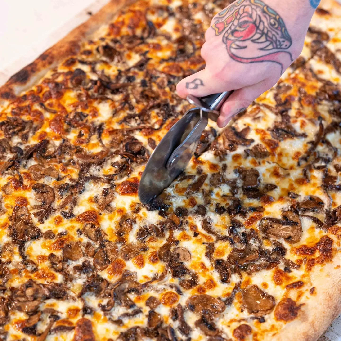 Because it's Friday and you deserve a really good slice 🍕🤌🏻

#pizzalover #mascarpone #pizza #mushrooms