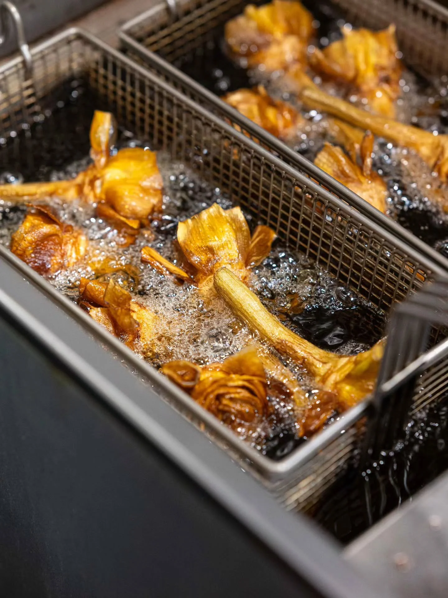 Fun fact ✨
When artichokes are fried, the outer leaves turn crispy like chips, while the inside stays tender and buttery.

#italianfood #artichokes #crispy #torontolife #foodies