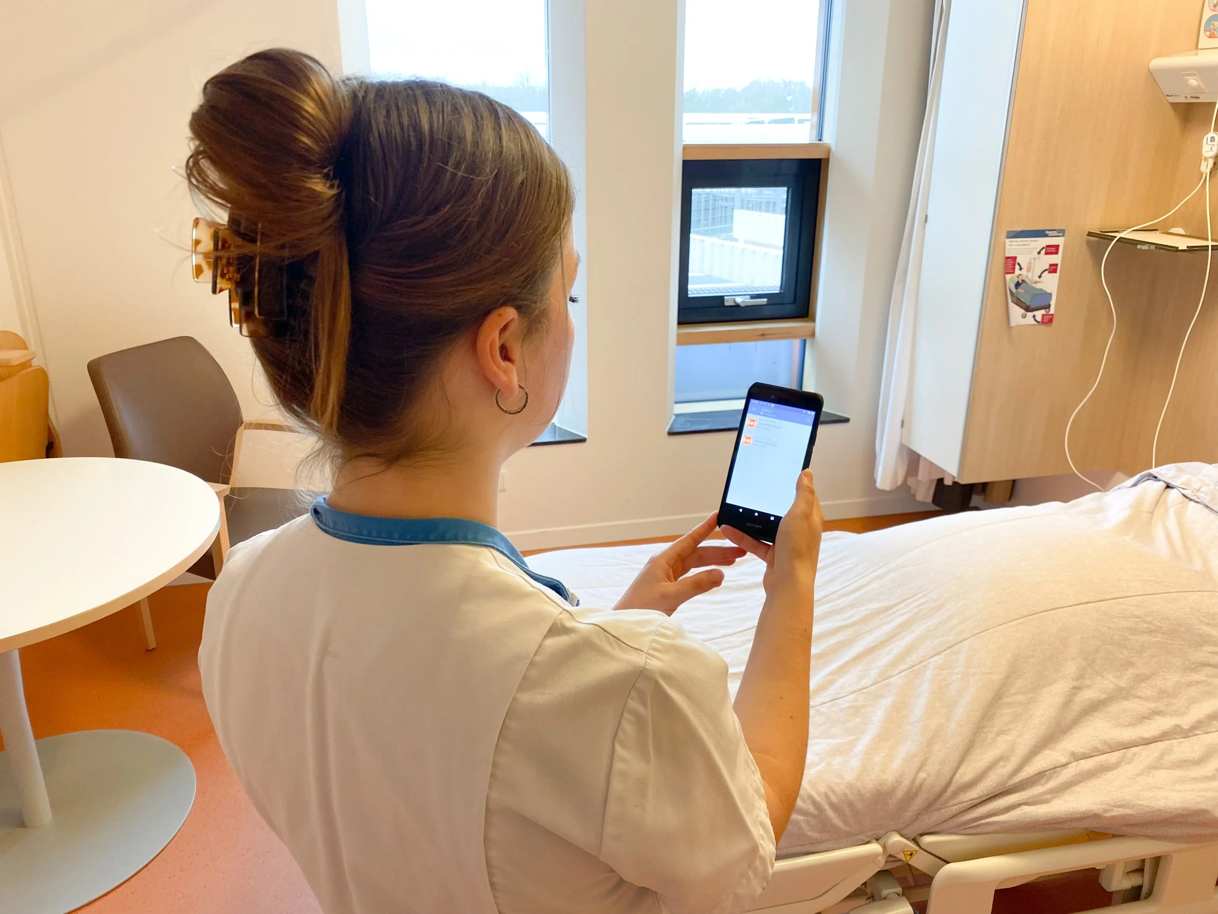 Met een smartphone aan het bed