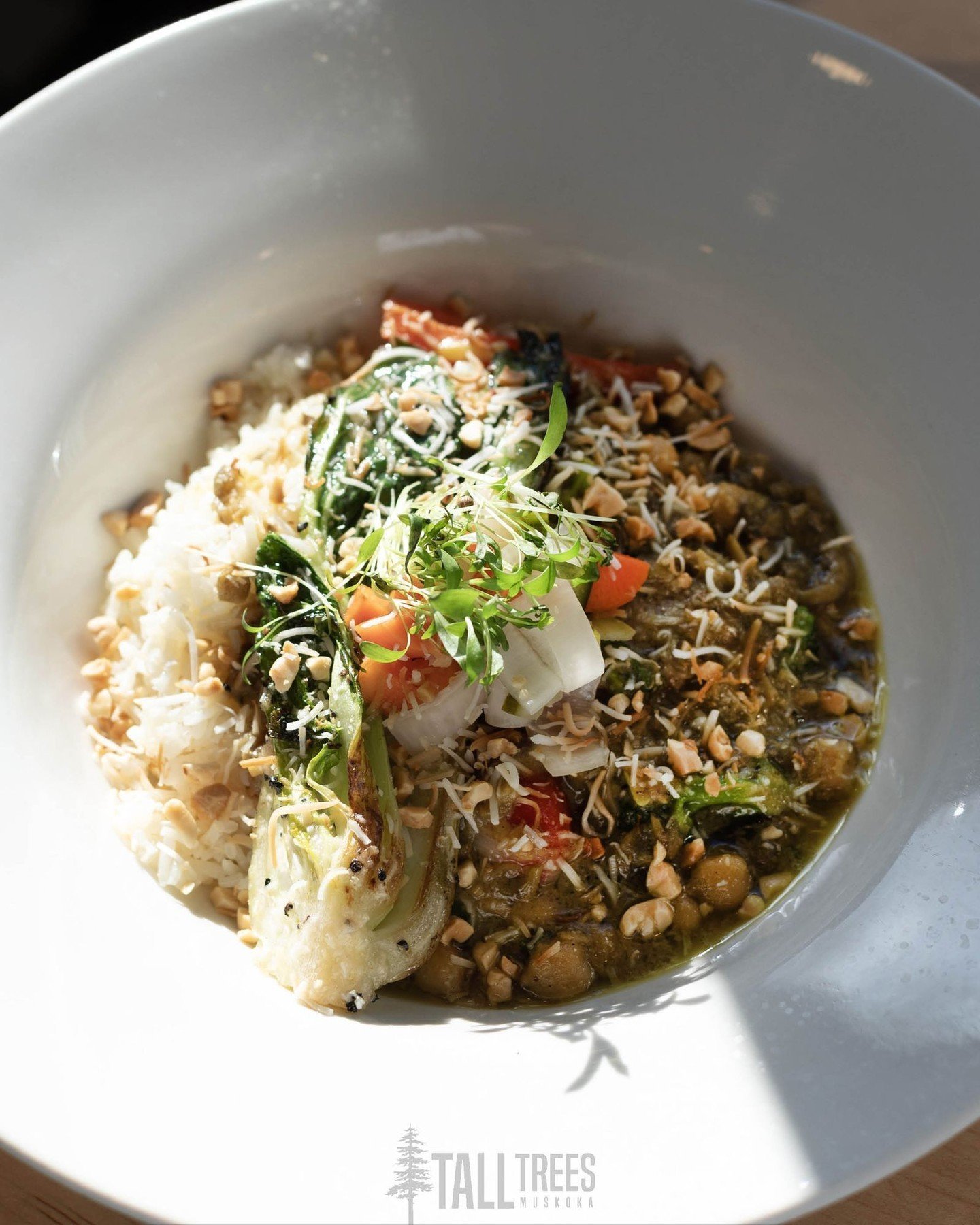 This mild Indonesian-inspired curry is house-made, served with fragrant jasmine rice, accompanied by tangy pickled vegetables, and finished with a sprinkle of roasted, crushed peanuts to reawaken your taste buds. Our Chickpea and Lentil Coconut Renda