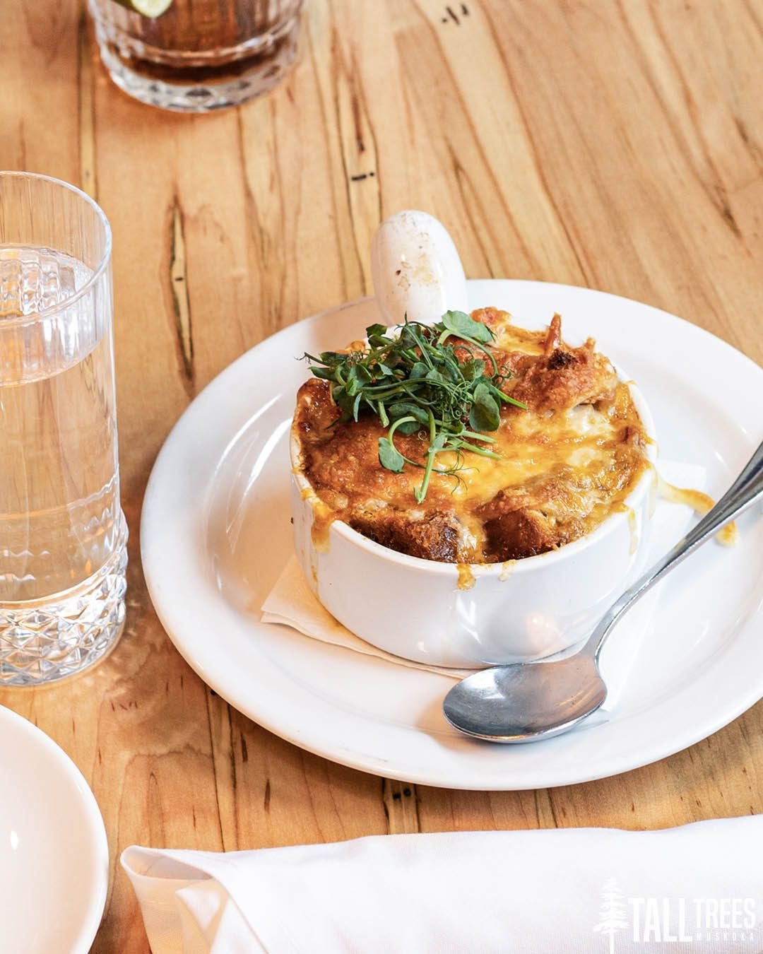 Warm, cozy and flavourful are all descriptors of the Tall Trees French Onion Soup. Made with Spanish onion, red onion and leeks under a bubbling trio of cheeses, this soup is the ultimate comfort meal. 🍲

Reserve your table online: Link In Bio&uarr;