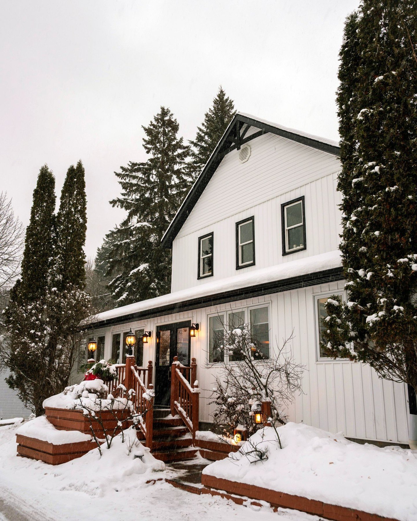 The holidays have arrived at Tall Trees! 🎄

We have decked out the restaurant with Christmas cheer to complement our Holiday Three-Course and Fall &amp; Winter Three-Course menus. Experience a meal full of flavour and texture, appealing to the eye a