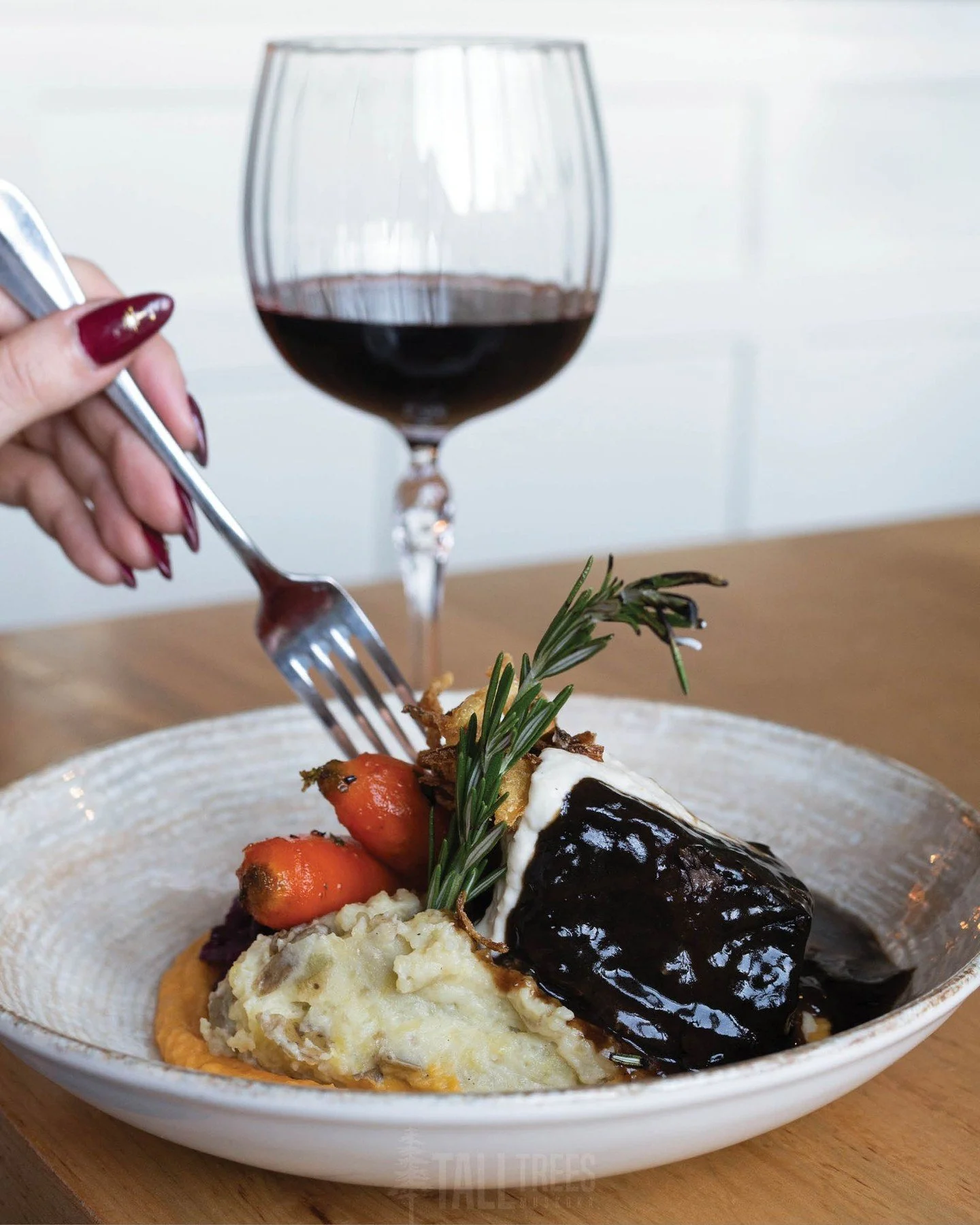 Our Boneless Braised Beef Short Rib is fall-apart tender and crafted to deliver comfort and unbeatable flavour right down to the very last bite.

Finished with a dollop of our rosemary creamed horseradish, this slow-braised short rib is served atop c