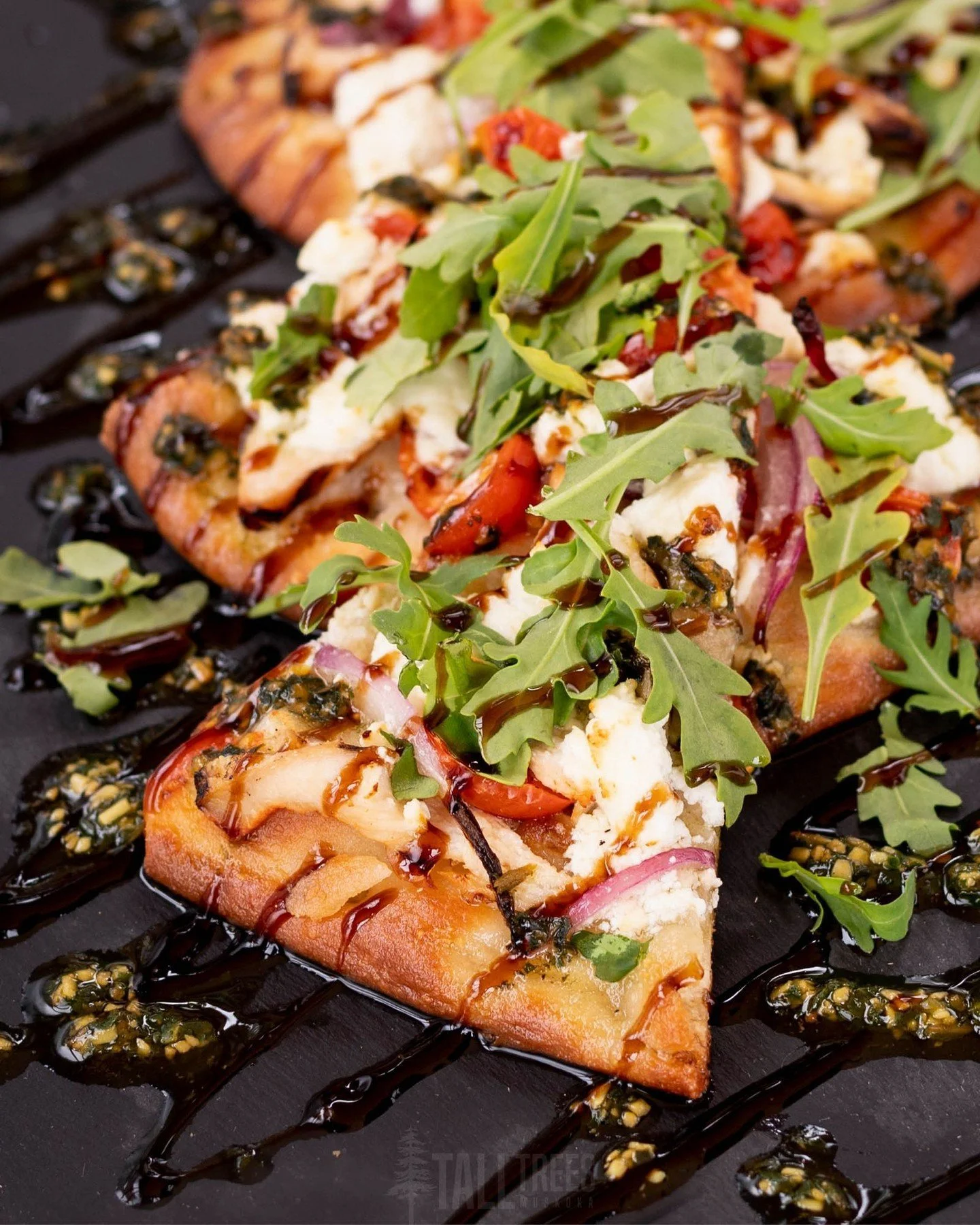 Savoury oven-roasted chicken breast, juicy cherry tomatoes, sweet onion, creamy goat cheese, fresh arugula, pesto and a drizzle of balsamic reduction make the perfect bite of our Capri Flatbread. 

Reserve your table online: Link In Bio&uarr;
📍 Tall
