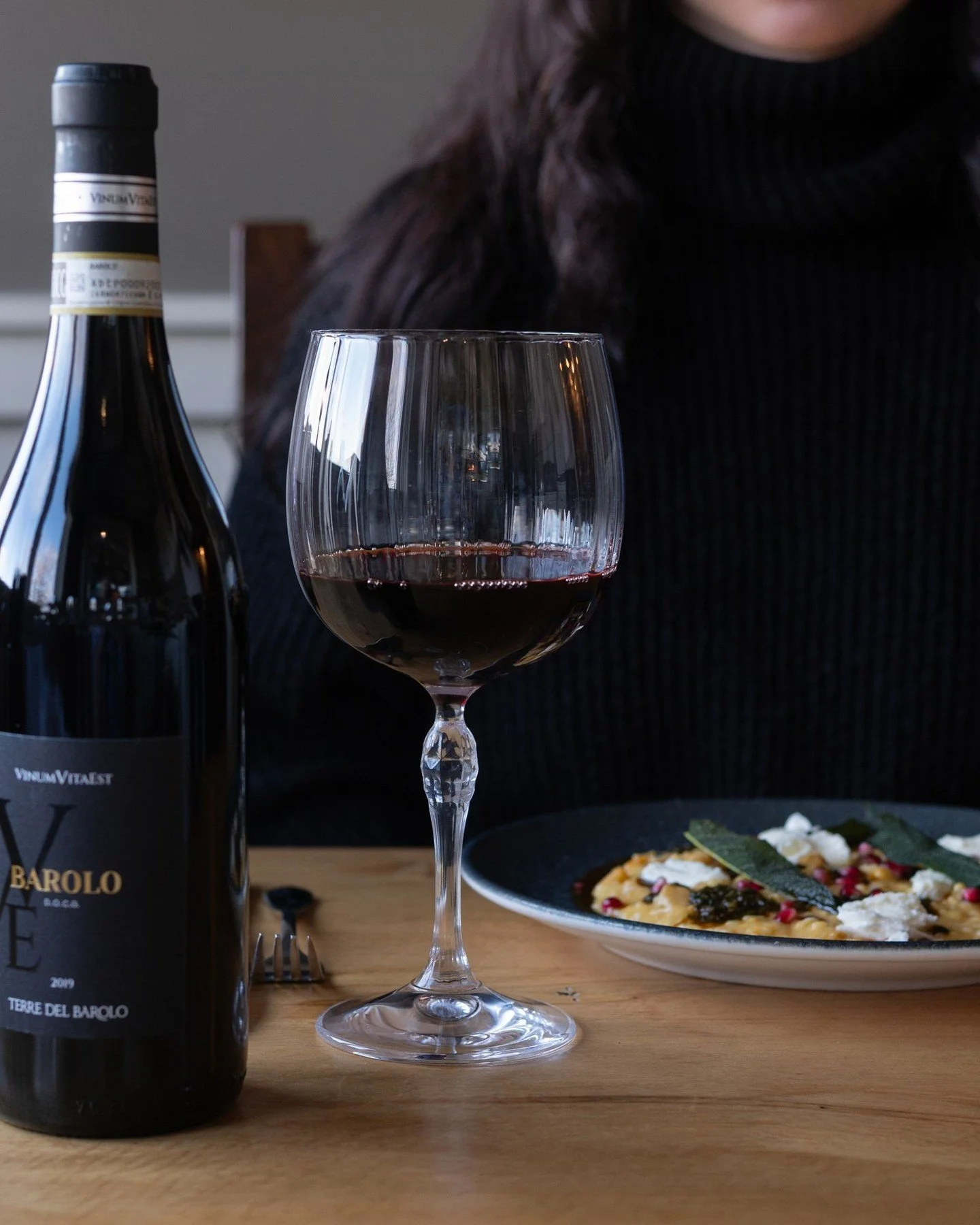 Rich, refined, and made for each other. 🍷

With notes of dried red berries, black plum, florals and a hint of liquorice spice, Vinium Vita Est&rsquo;s Barolo beautifully offsets the creaminess of our Winter Squash Risotto, which we finish with cherm