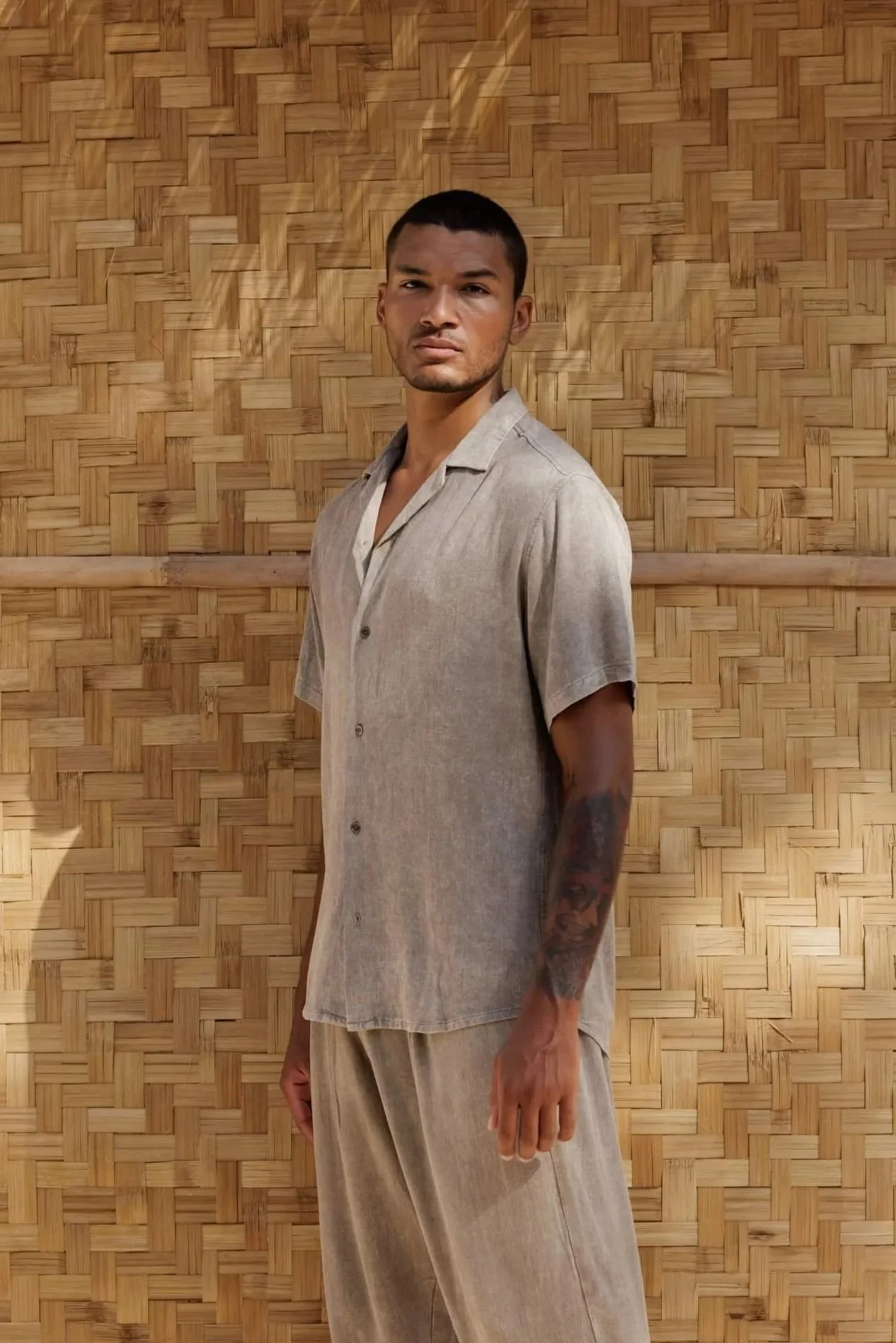 nousa-concept-mens-josep-shirt-linen-viscose-ocean-stone-green-grey-outfit-side.jpg