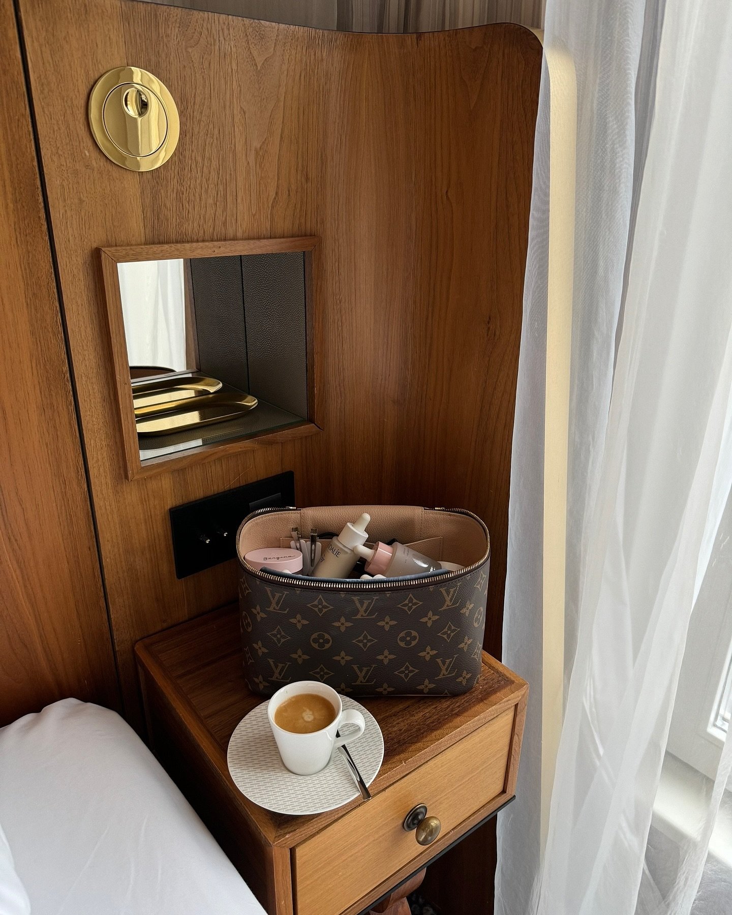 Memories from Parisian hotel rooms 🇫🇷🧖🏻&zwj;♀️🫧☕️🪞