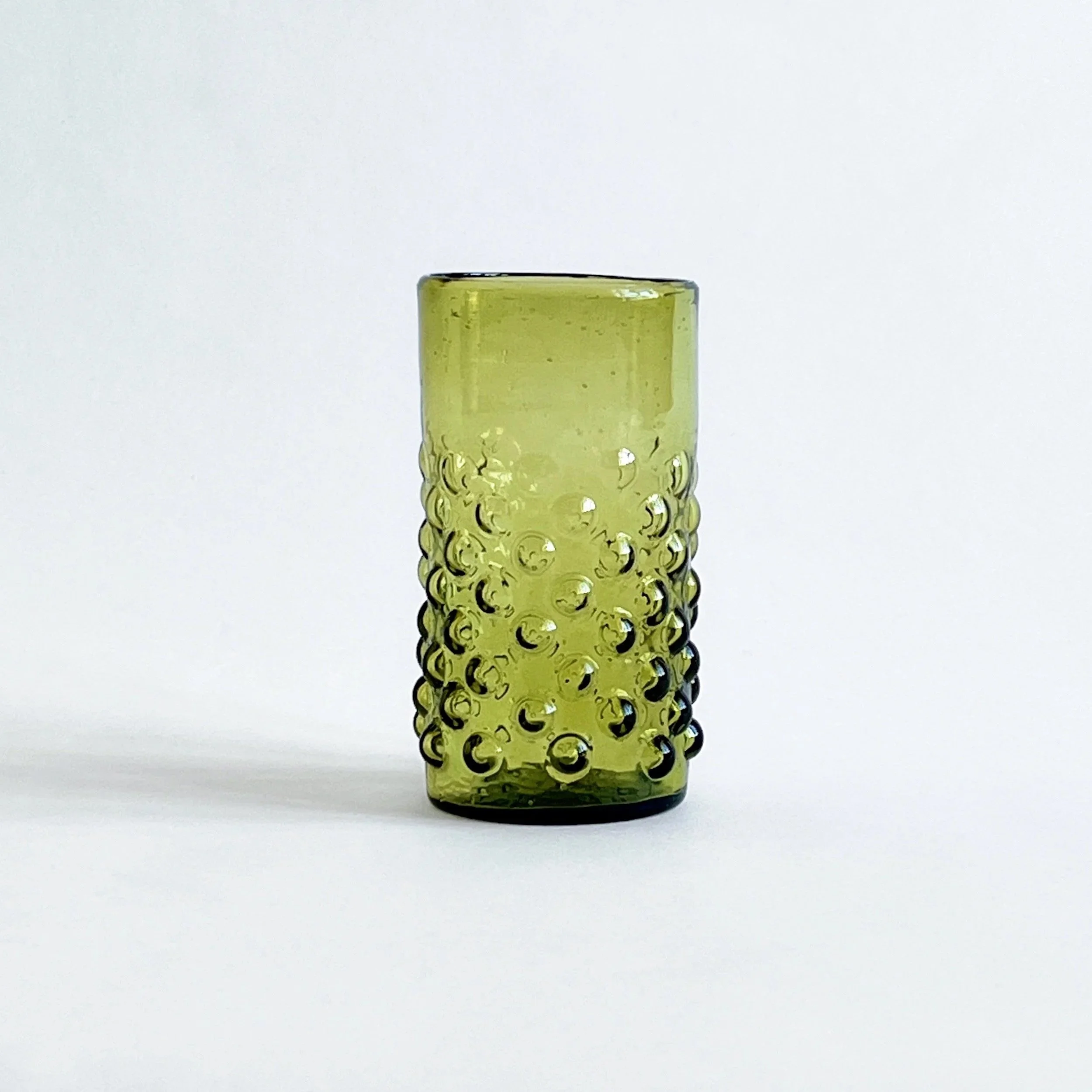 verre soufflé orné de bulles de couleur vert bouteille