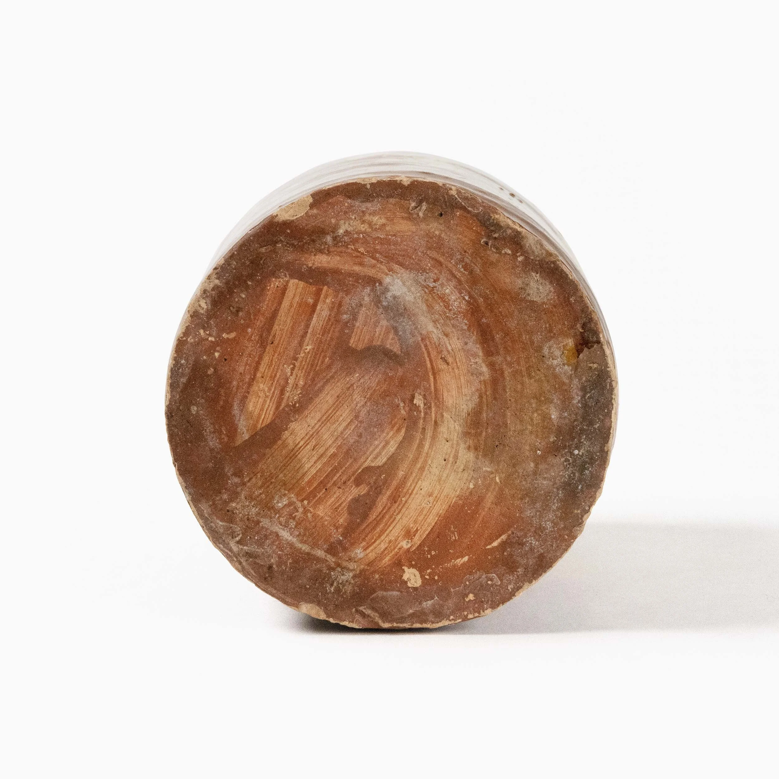vue de dessous d'un pot en céramique ancien