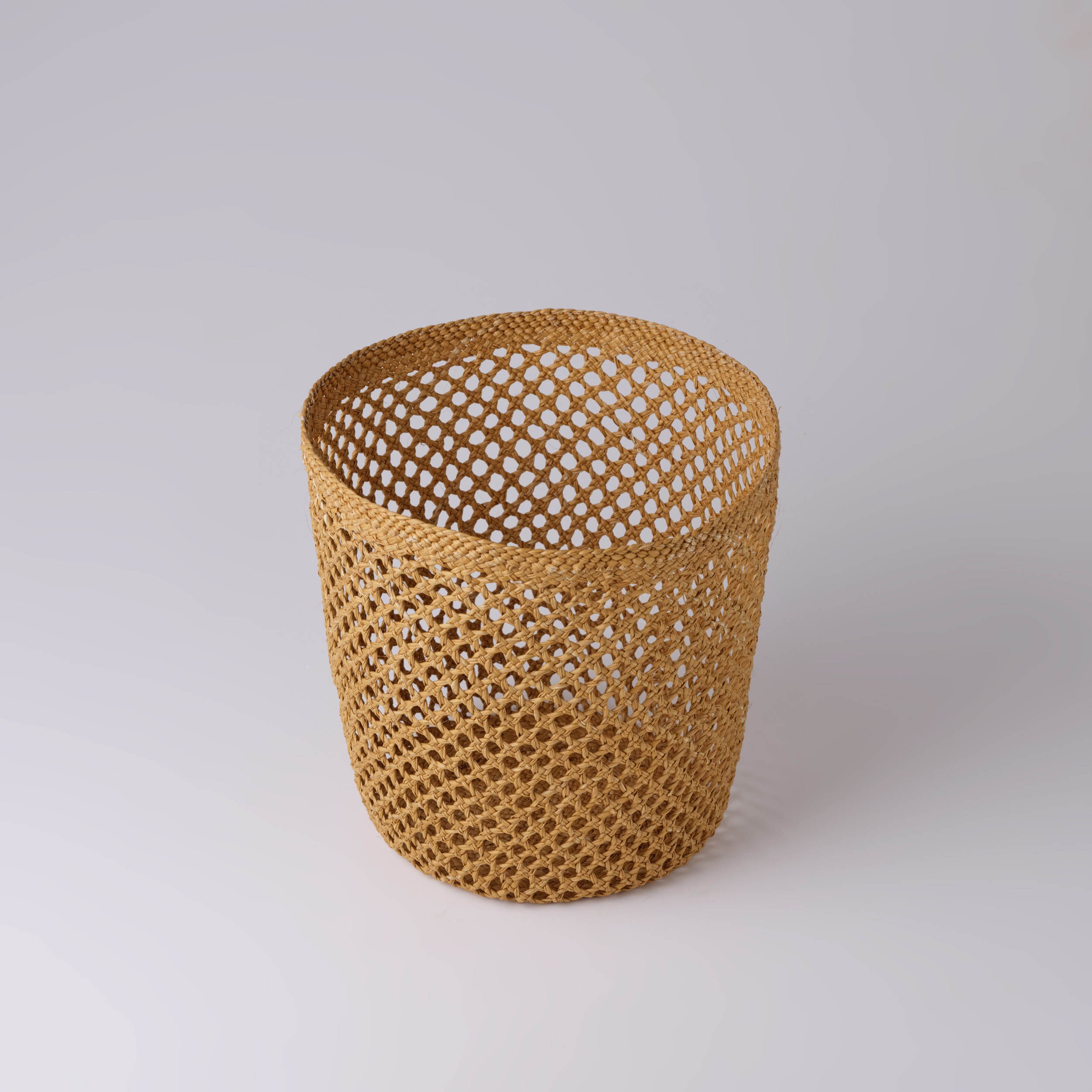 Corbeille ajourée de couleur tabac vue légèrement de dessus