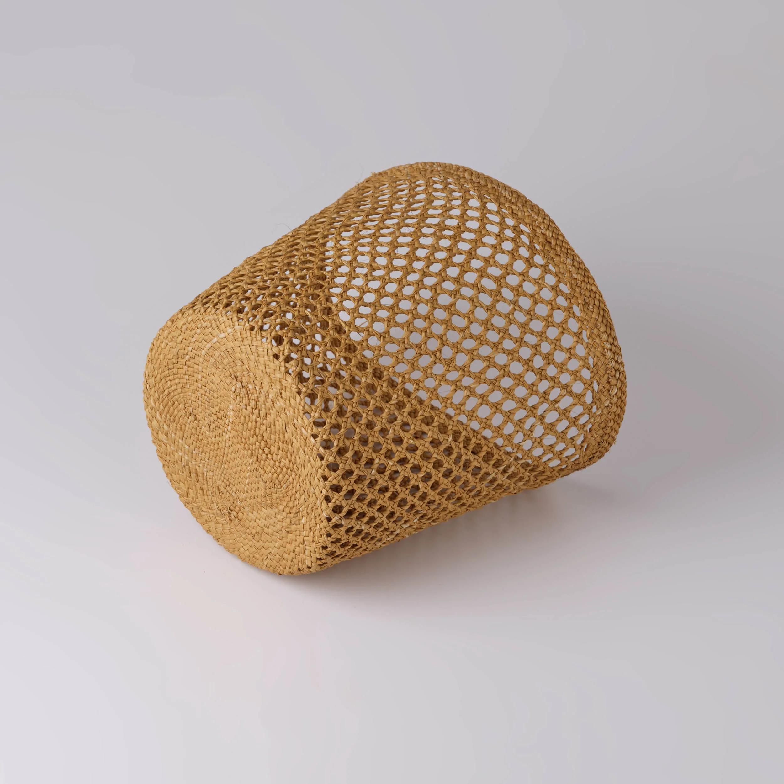 Corbeille ajourée de couleur tabac couchée sur le sol