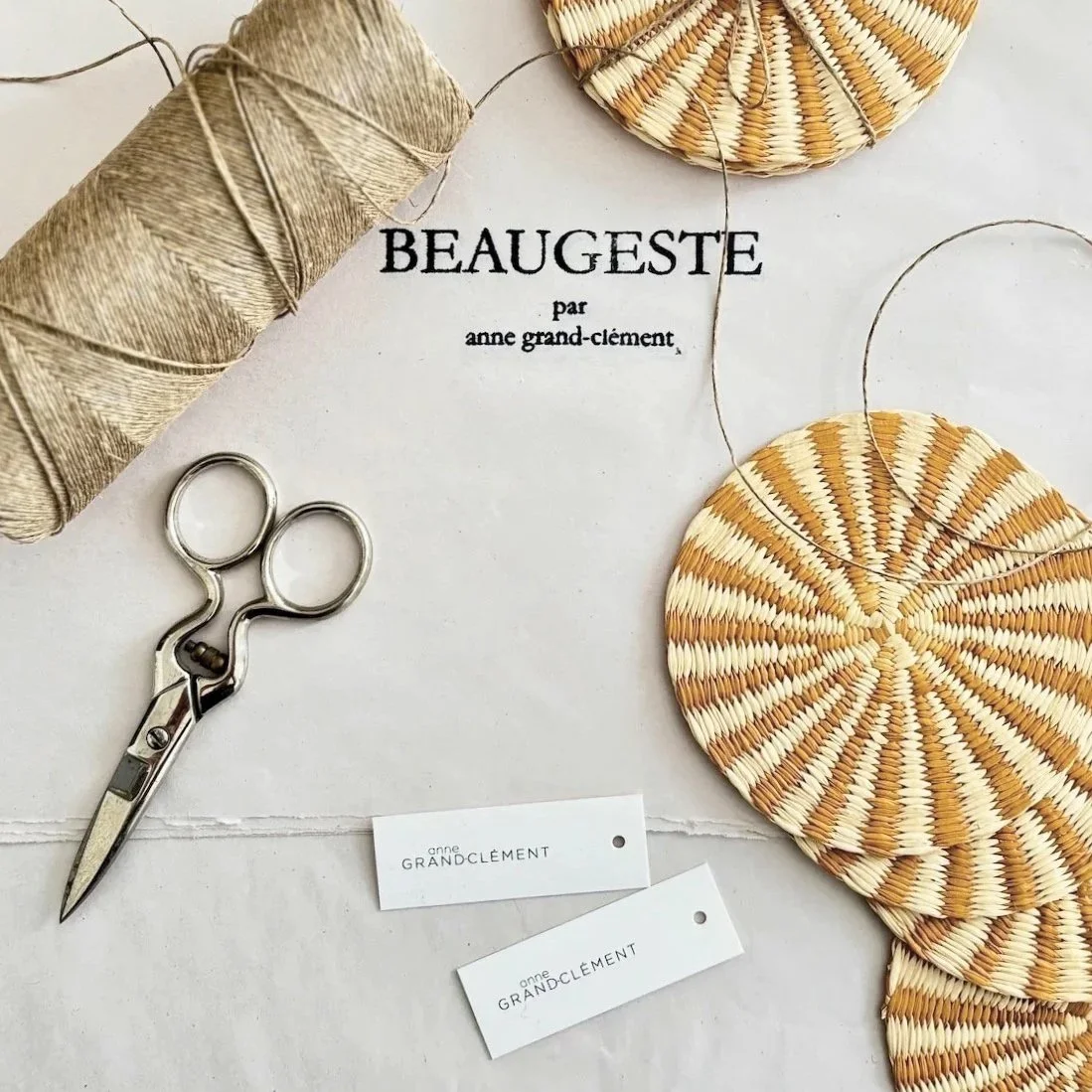dessous de verre en jonc tressé sur du papier d'emballage griffé BEAUGESTE par anne grand-clément