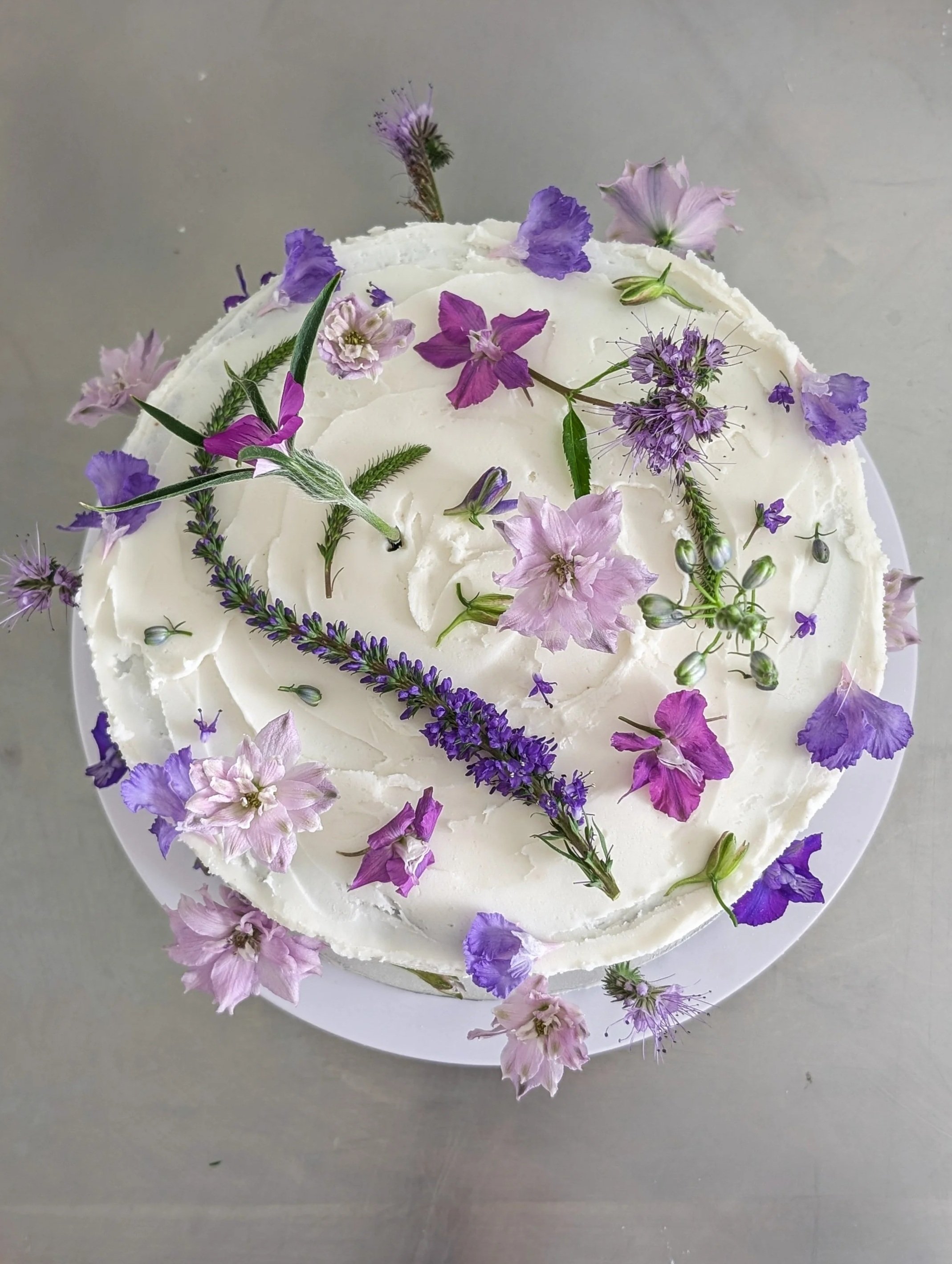 Layercake fraise, rhubarbe et fleurs locales de saison
