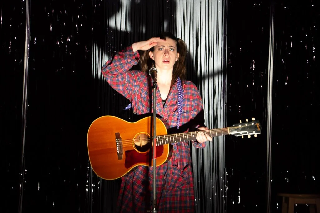 Kate tries to figure out who she's performing for. [Photo by Diana Cárdenas]