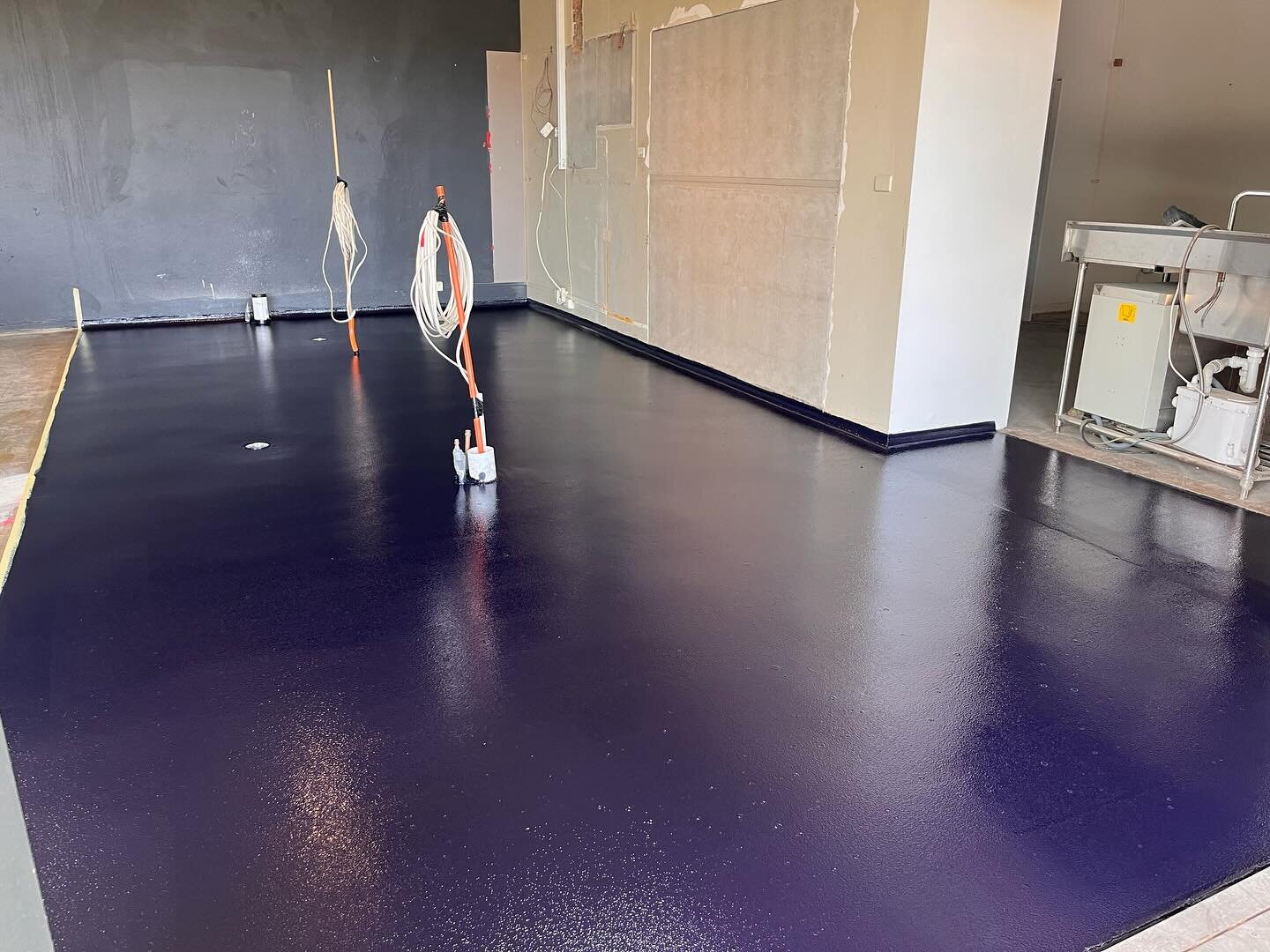 Back of house for a new cafe 

Coves ✅ 
Trench correction ✅ 
R10 slip rating ✅

How&rsquo;s that colour 😍 midnight blue SF20FG by @hychemaustralia 

#epoxy #epoxyflooring #floorprep #coving #newcastle