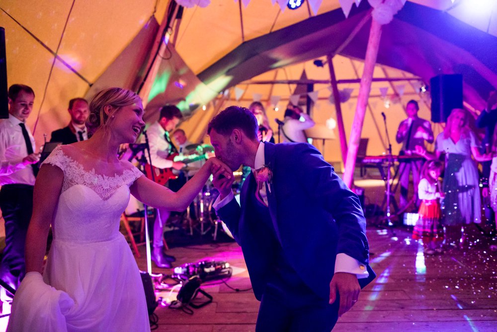 Oxfordshire_Tipi_Wedding_eva-photography_0115.jpg