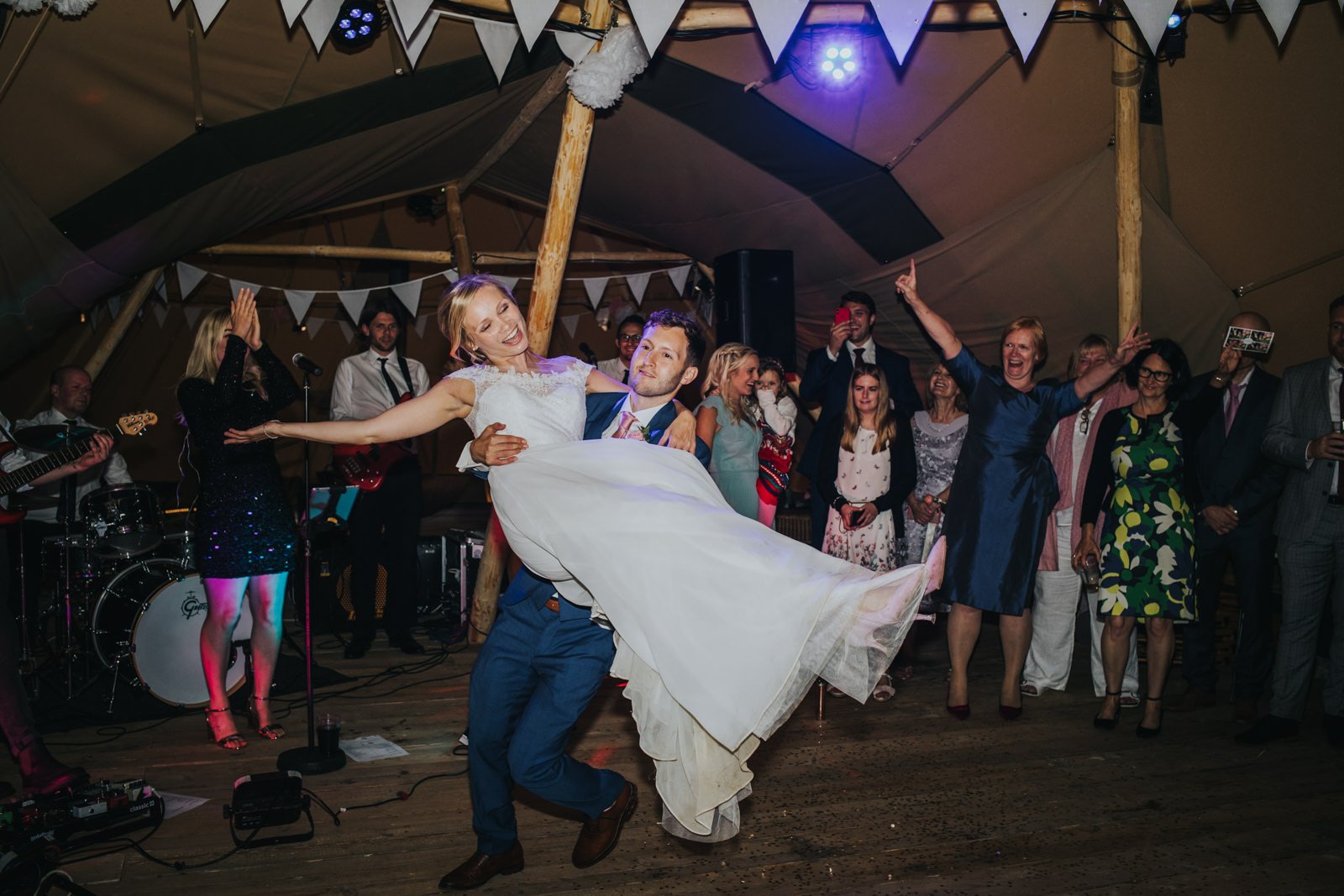 Oxfordshire_Tipi_Wedding_eva-photography_0118.jpg