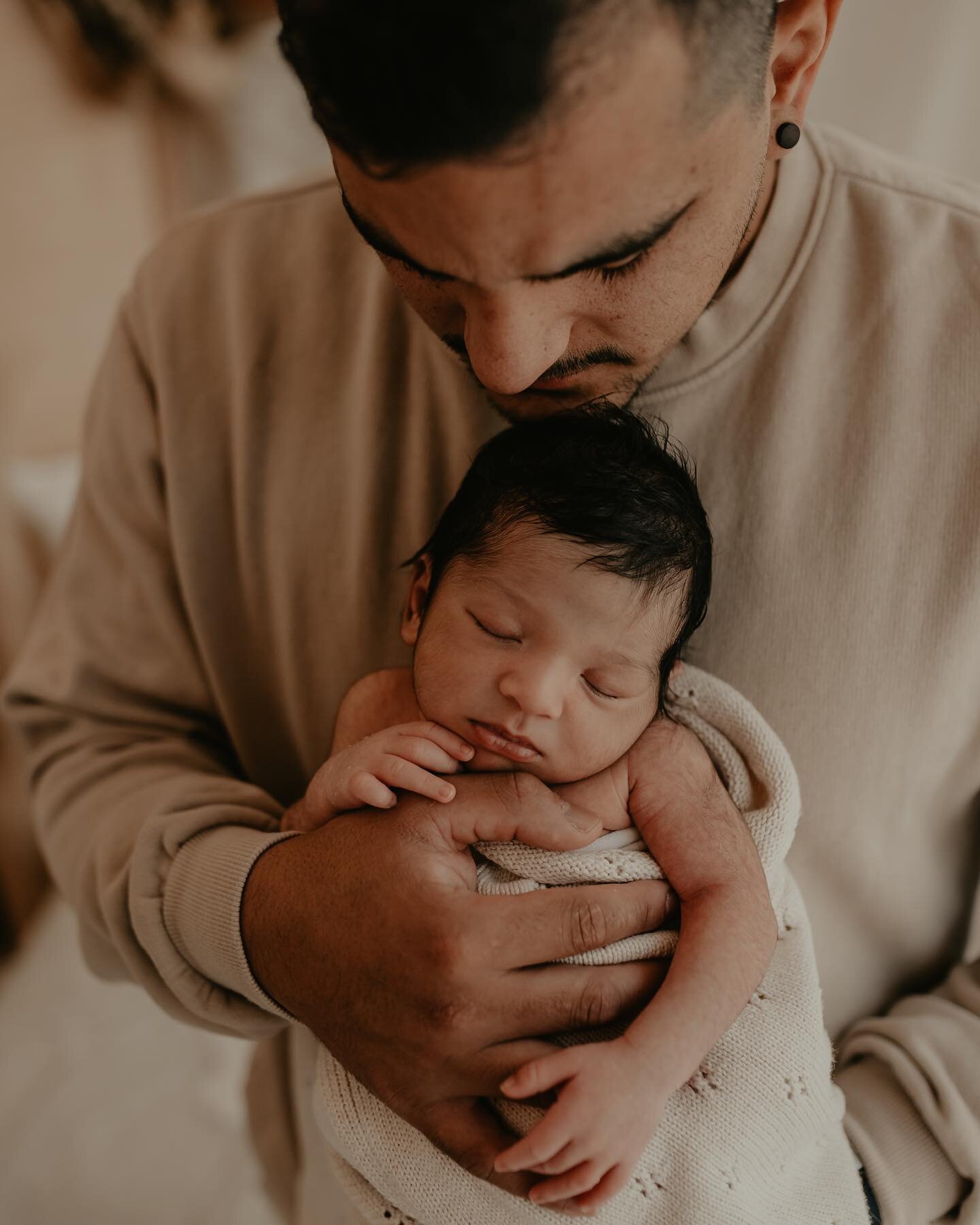 Fatherhood ✨

&ldquo;Dads are most ordinary men turned by love into heroes, adventurers, story-tellers, and singers of song.&rdquo; &ndash; Pam Brown
.
.
#father #fatherhood #fathers #fatherlove #familyphotography #familyphotographer #familyphotograp
