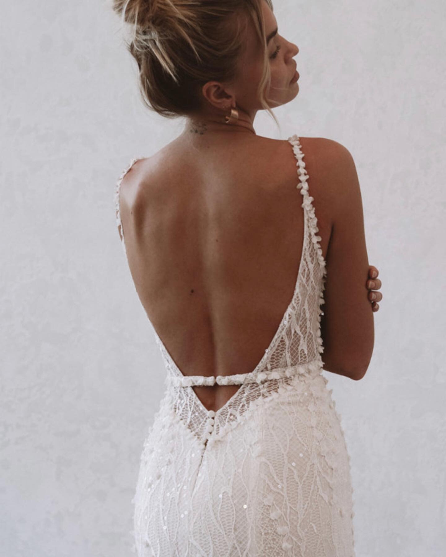 H A R L O W &hellip;

&hellip;the low back wedding dress of dreams 💭

Sparkling lace, 3D textured petal detail and a stunning long train, she has it all 🤍

📸 by @sharnahupfeldphotography 

Harlow V2 by Made with Love Bridal available now @perlanov