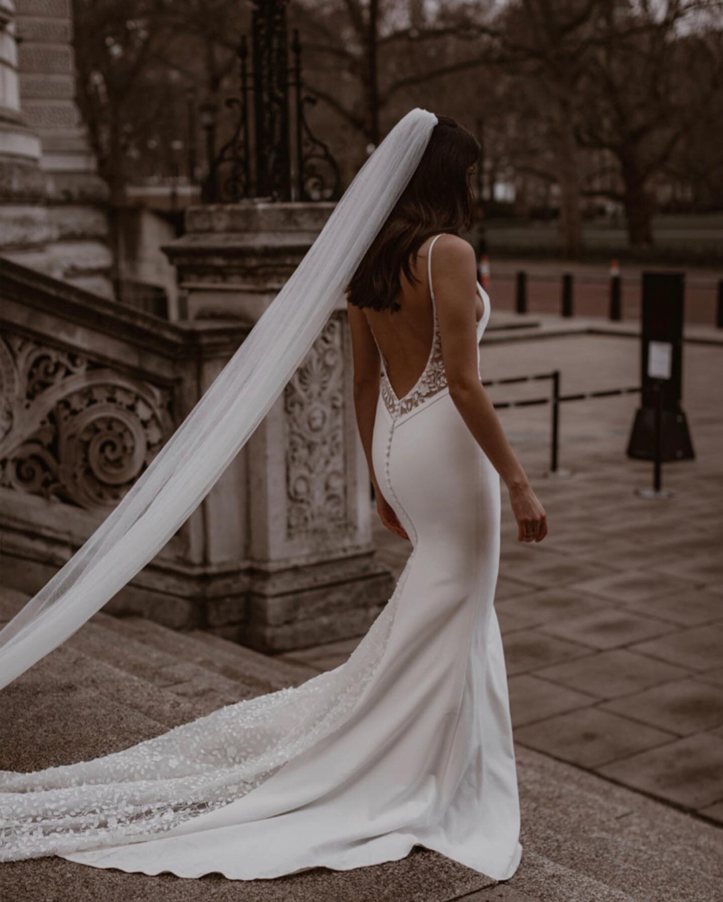 V A L L E Y 

Her fitted silhouette &amp; show stopping low back have stolen my heart 🤩

Click the link in bio to try her on @perlanovabridal 

#mwlvalley by @madewithlovebridal
📸 by @patriciaandtrevor