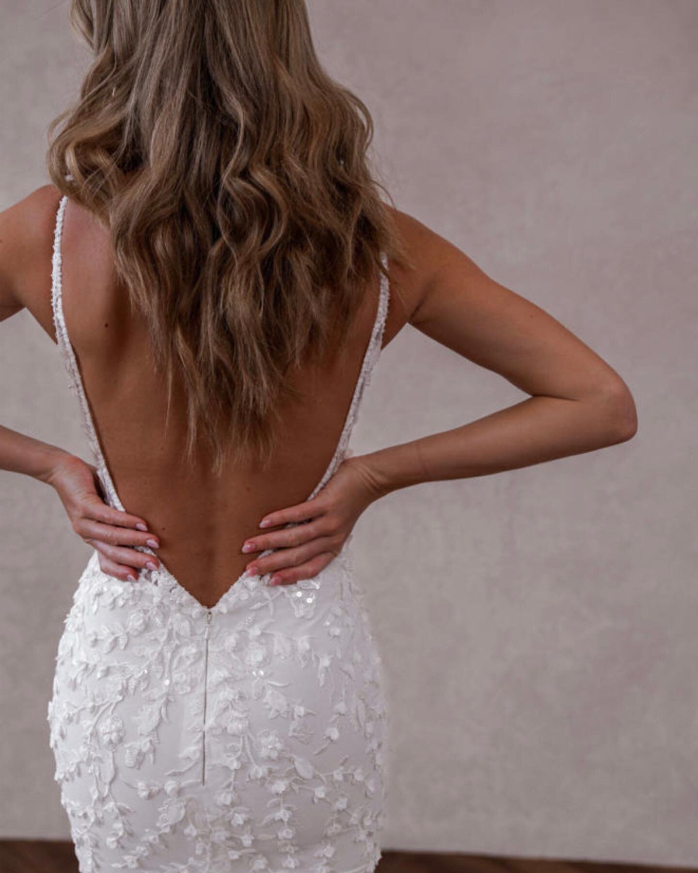 E L L I O T 

Her low back is wedding dress goals 🤩

#mwlelliot by Made with Love Bridal available @perlanovabridal 

📸 by @kurtogramweddings