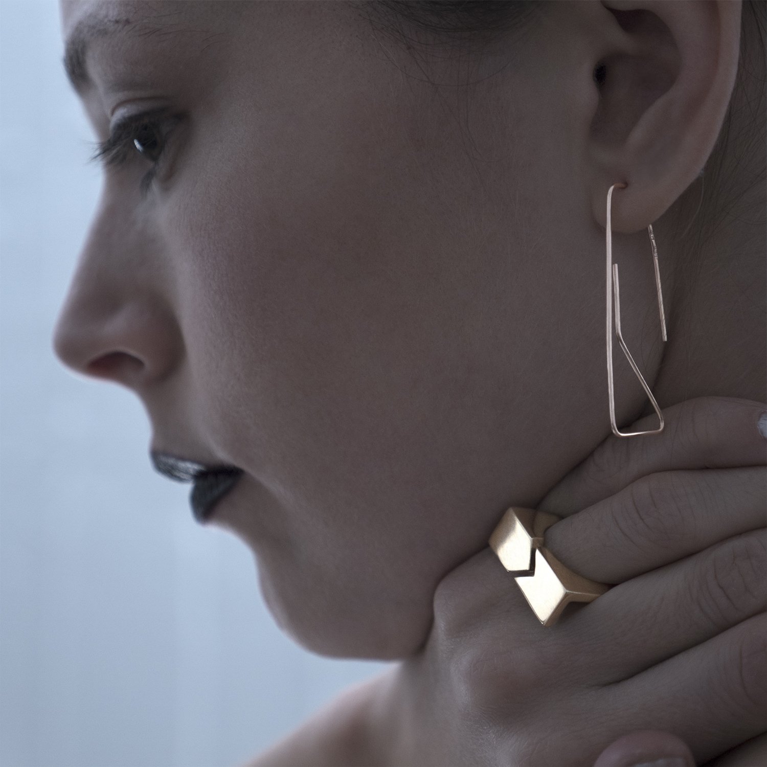 gold-paperclip-earring-play-ring-Elsa-Hedberg-model-300.jpg