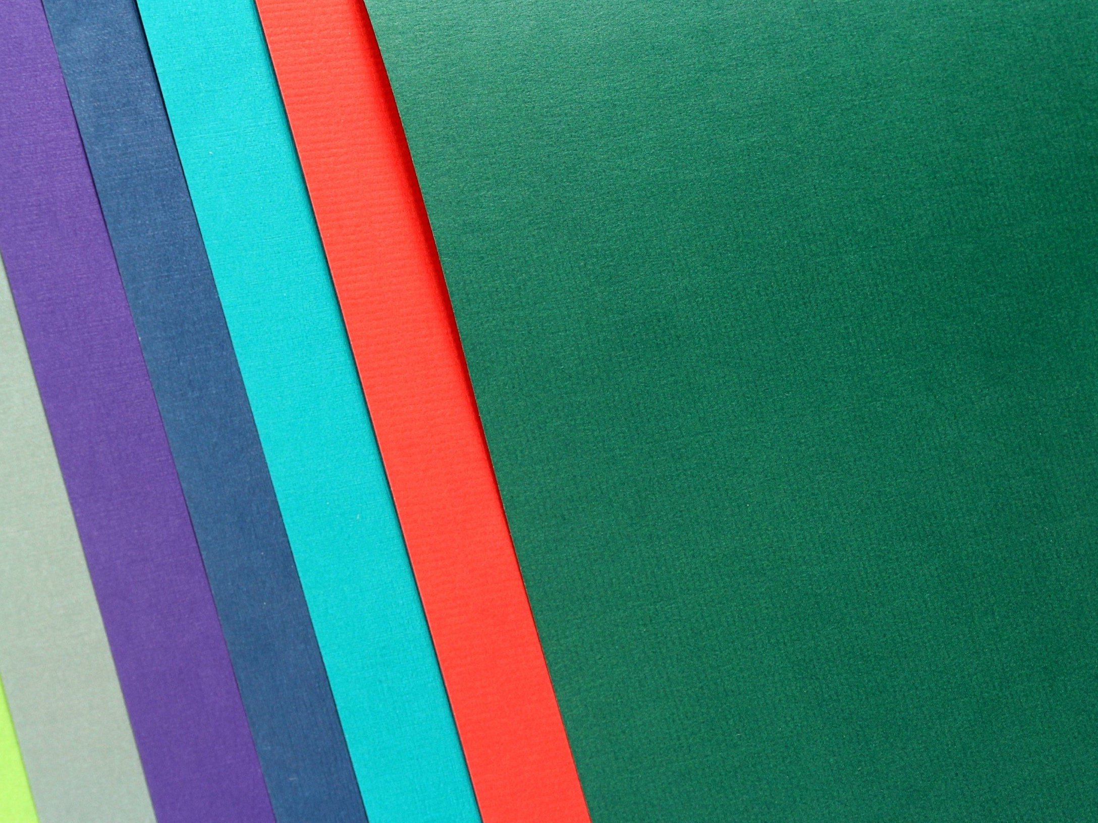 EFALIN | Efalin is a paper that is used for coating products where high surface resistance is required. It comes in 23 colors and 5 structures.
