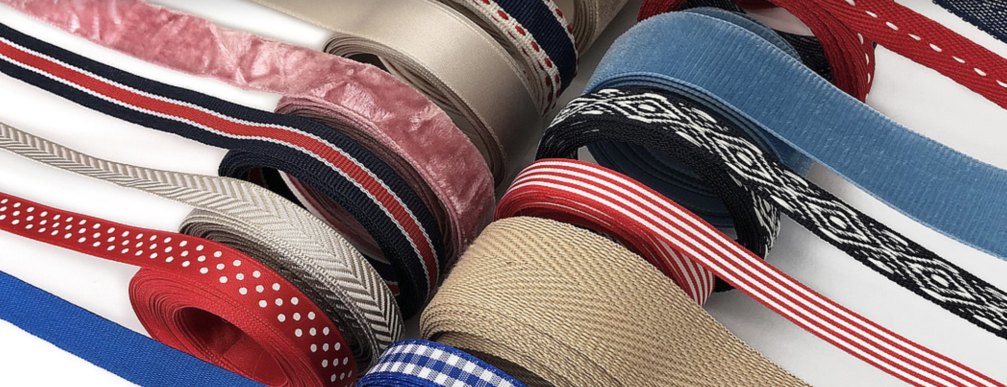FRIEBA | Traditionsreicher Hersteller von Textilprodukten aus Deutschland. Satin- und Baumwollbänder für Details luxuriös beschichteter Boxen.