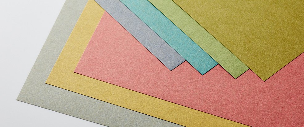 ERSTER VINTAGE | First Vintage ist ein Papier auf Kraftbasis in natürlichen Farben, die von blass bis reich reichen. Es kommt sowohl in niedrigeren als auch in hohen Gewichten.