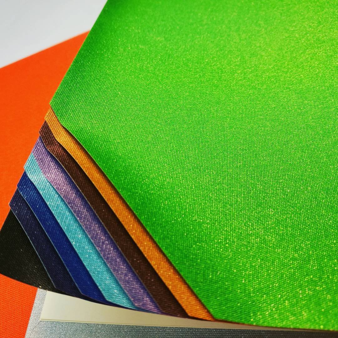 SETALUX | Setalux ist ein Canvas von Maniffatura del Seveso aus Italien, das aus Seide hergestellt wird und in einer Vielzahl von Farben erhältlich ist. Ideal für die renommiertesten Bücher, Luxuscover und verschiedene andere Premium-Anwendungen. Es ist möglich, es mit Offset-Techno zu drucken