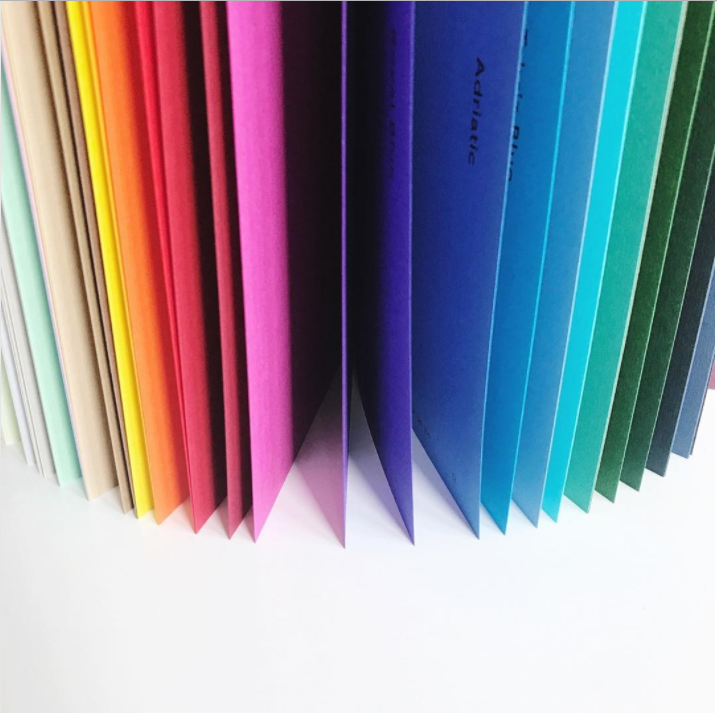 COLORPLAN-| Der Colorplan enthält eine Palette von 50 einzigartigen Farbtönen in vier Gewichten - darunter 350 g/m² und 540 g/m² Schwergewichte. Die Oberfläche zeichnet sich durch eine zarte Textur aus, die diesem Papier eine einzigartige Qualität verleiht.