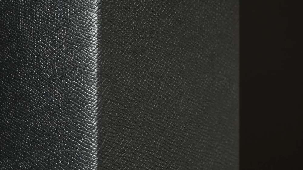 SKIVERTEX | Skivertex - Das Aussehen und die Haptik des Materials sind dem echten Leder erstaunlich ähnlich und sehr langlebig. Latexpapier mit Acryl ist FSC-zertifiziert™ und kann sowohl von Hand als auch maschinell problemlos verarbeitet werden. Erhältlich in einer Vielzahl von authentischen Lederfarben
