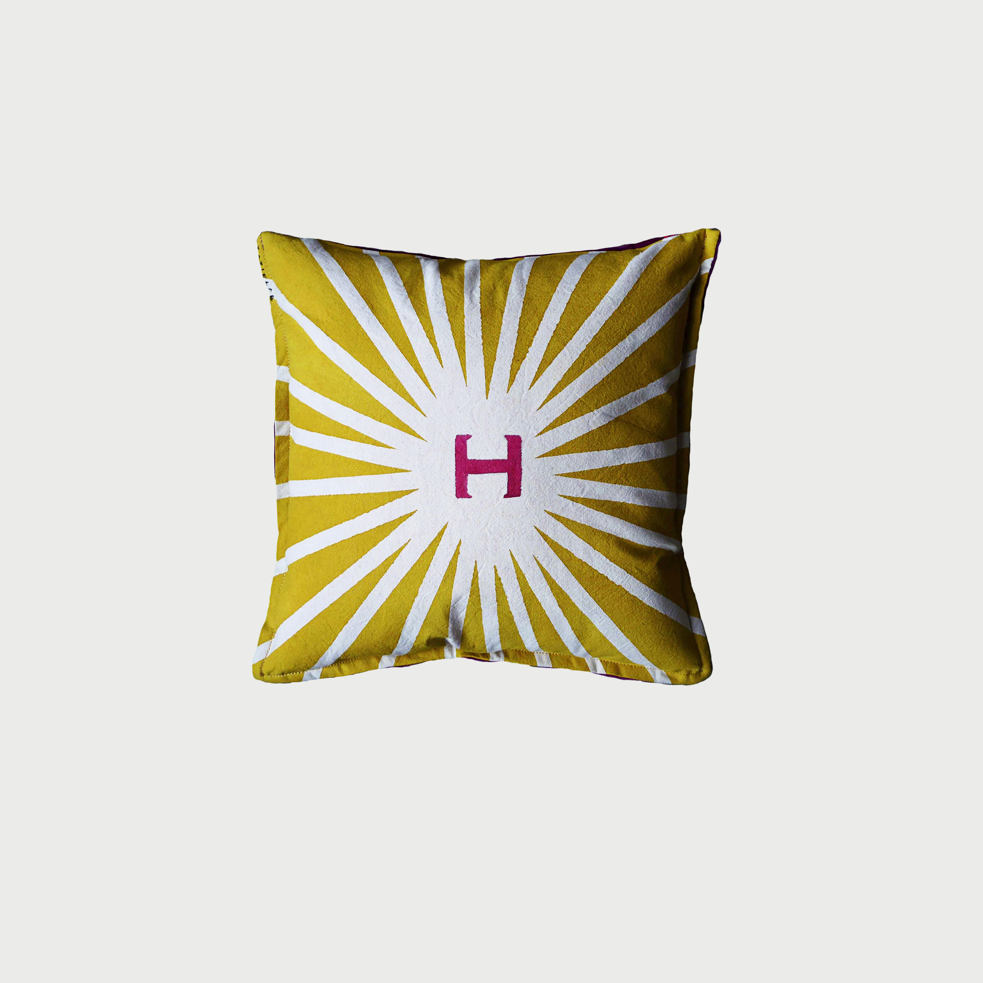 RAGGIERA ALPHABET H cuscion.png