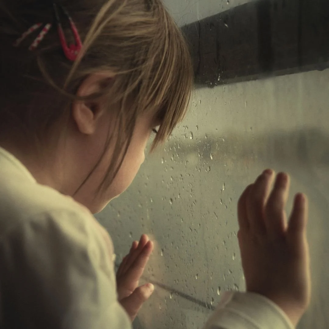 Wenn die Mutter zur Quelle von Angst wird: Narzisstischer Missbrauch in der Kindheit