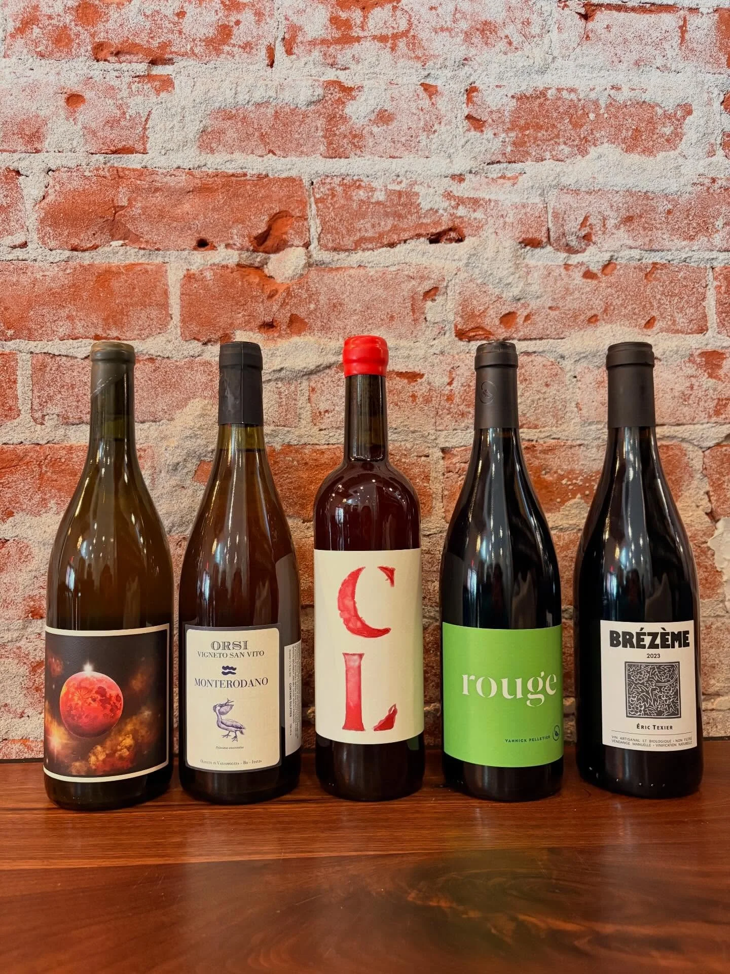 VENTURA ARRIVALS &amp; MEETING OF THE WINES

Big restock in Ventura! A little bit of everything, a lot of gems. 

ALSO this Friday 2/20 we have @robert.brownson coming to share four fun and fresh wines for our monthly tasting! Robert will be with us 