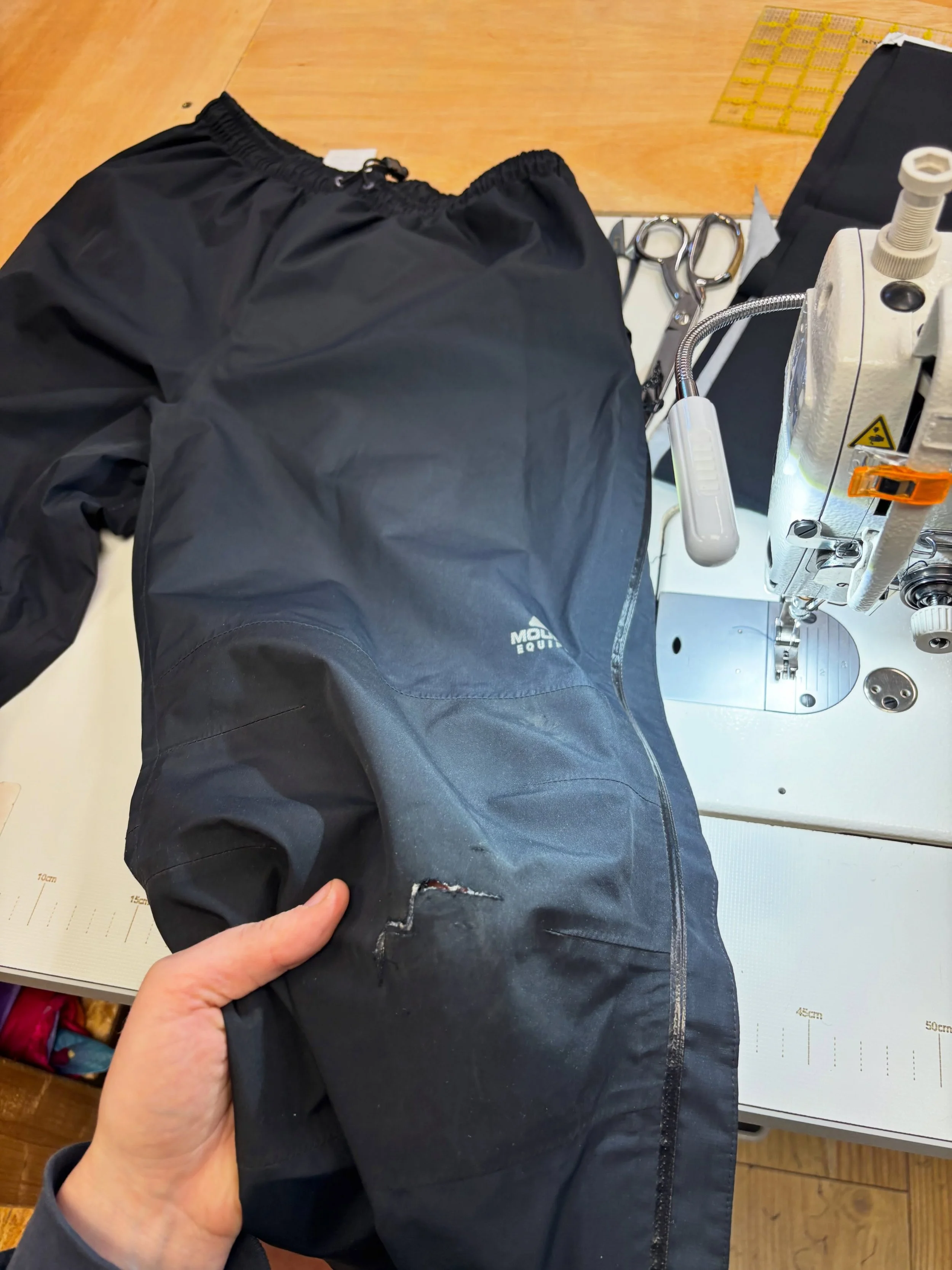 A neat little patch to repair these waterproof trousers. In perfect time for the wet weather it turns out! 

#repairdontreplace #waterproofpatch #mountainequipment