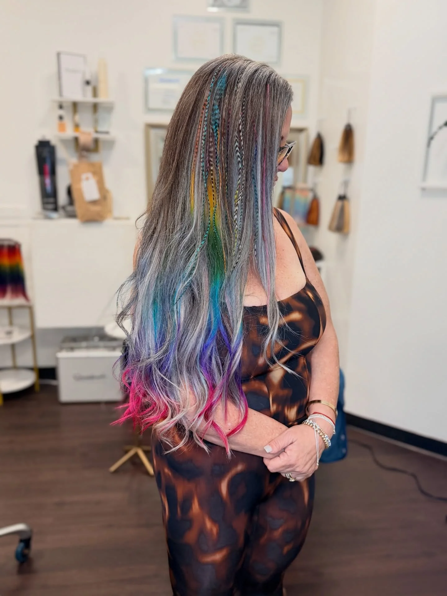 Not your average &ldquo;silver hair&rdquo; moment&hellip; ✨

This is what happens when you combine 325 strands of @greatlengthsusa cold fusion with intentional color + placement.

We used flat bonds to create maximum coverage without bulk&mdash;perfe