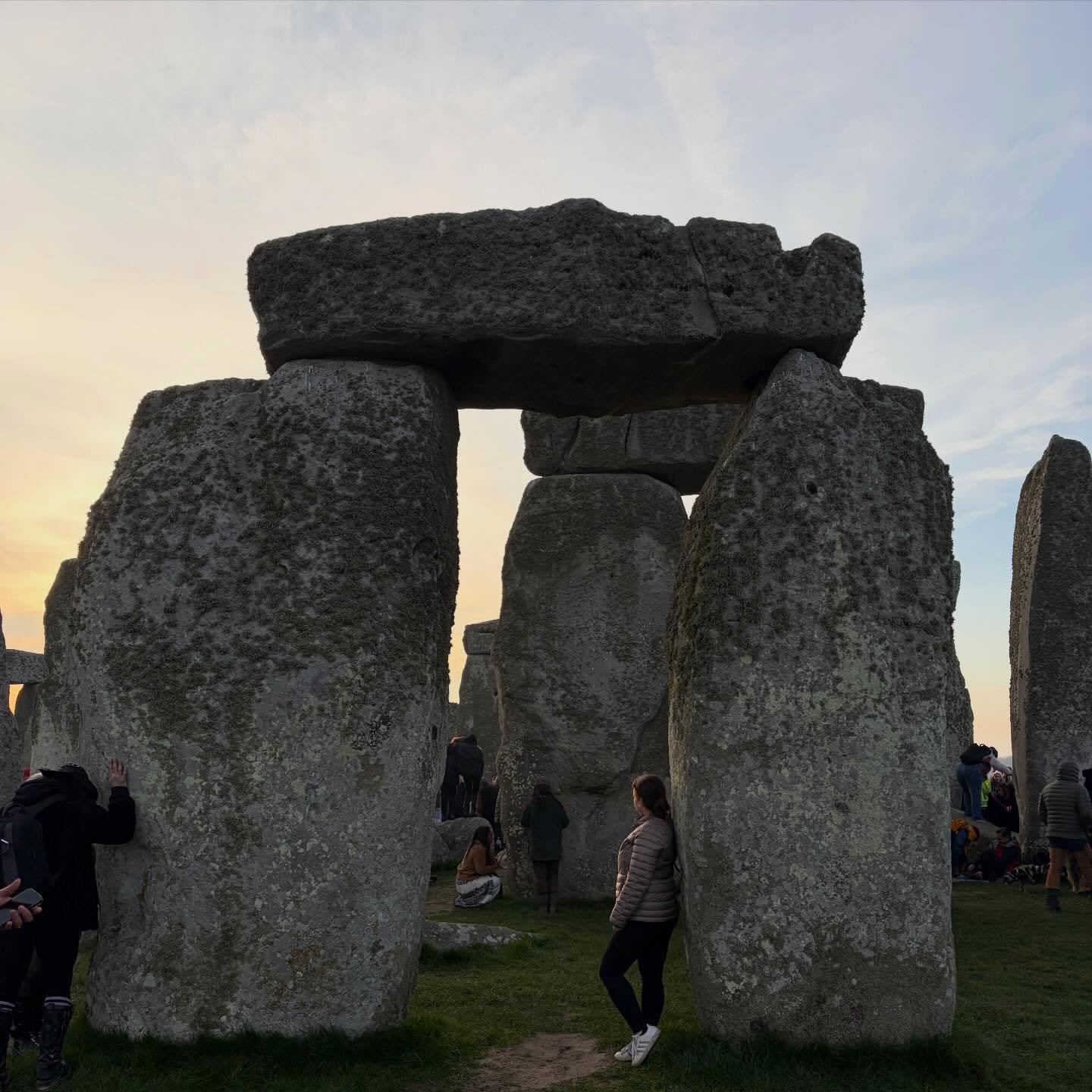Equinox sunrise 2026 at Stonehenge 🪨🌄🌞 

I still can&rsquo;t believe how synchronistically everything lined up for me to get to experience this ✨ I went in with zero expectations&hellip;got up at 2:45am to take a coach bus from London out to Stone