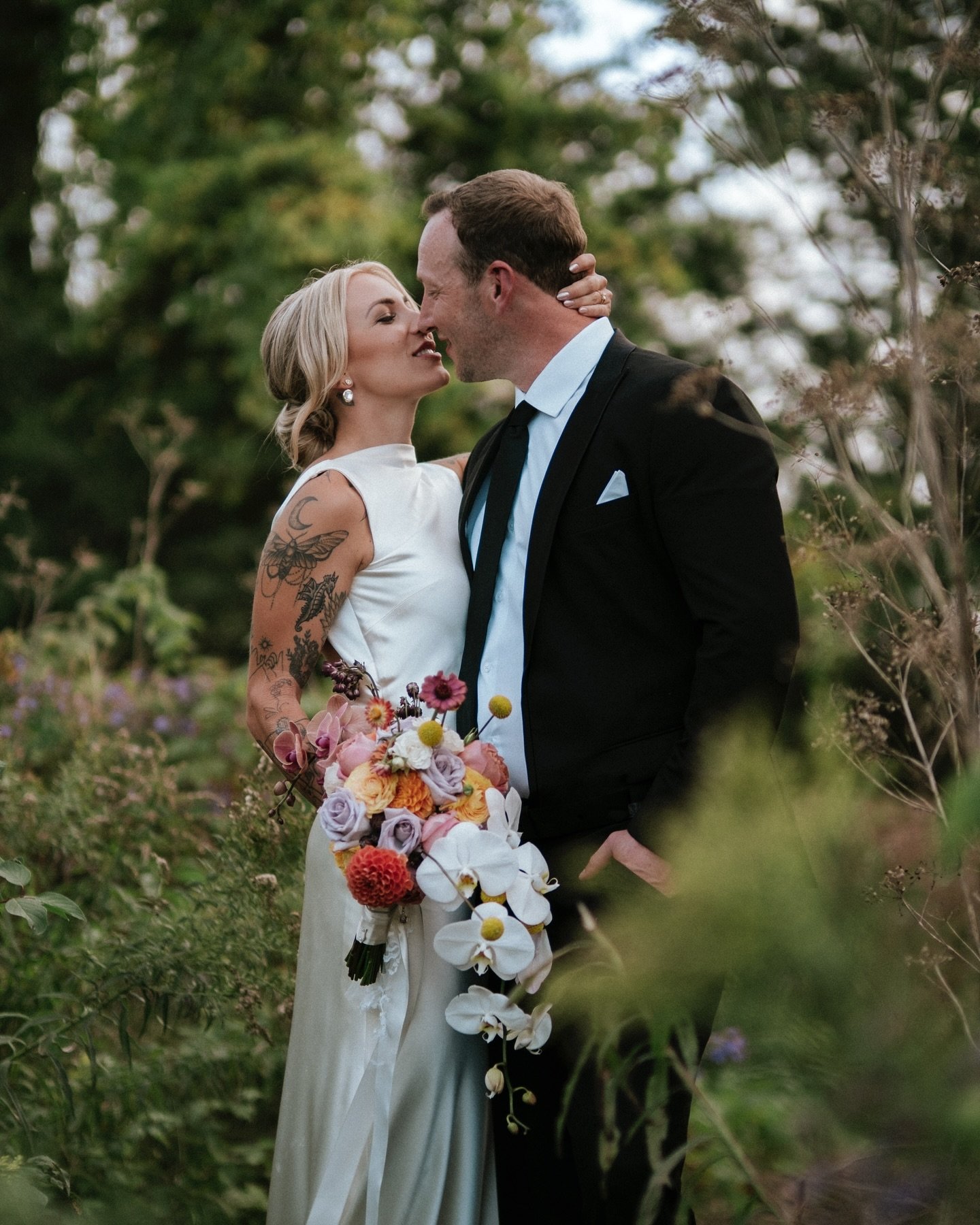 i did promise that i would share more images from Shelbi + Mark&rsquo;s soir&eacute;e at @parsonsbrewing. i was really just waiting until i could add more than 10 slides&hellip;

what a dream of a day.

second photographer @rrakievich 

#ontarioweddi