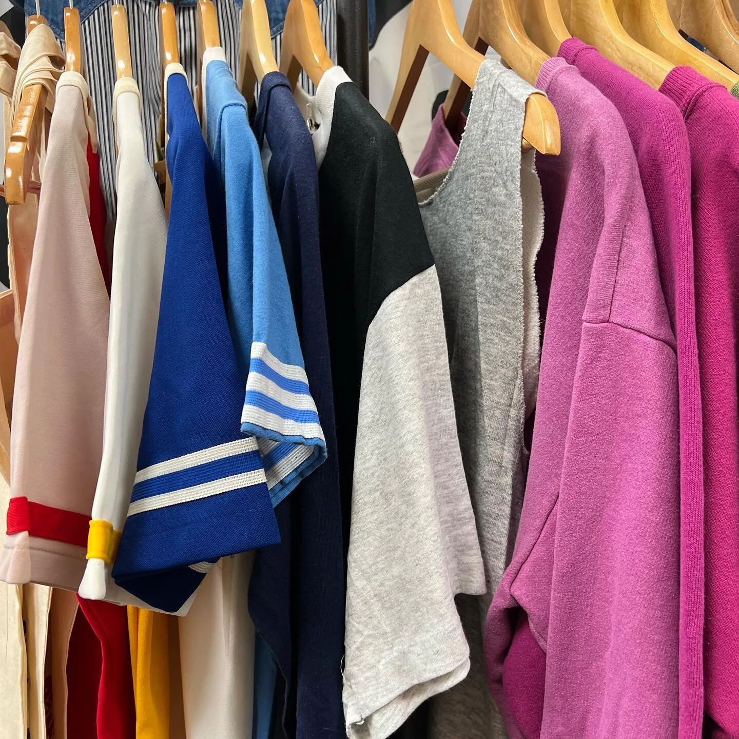 hurry to pratt street today! @prattstreethartford&rsquo;s momma palooza kicks off at 12pm and goes until 4pm. stop in today and get a free gift with $25 purchase. we&rsquo;re open 11-6⚡️🪩🌈