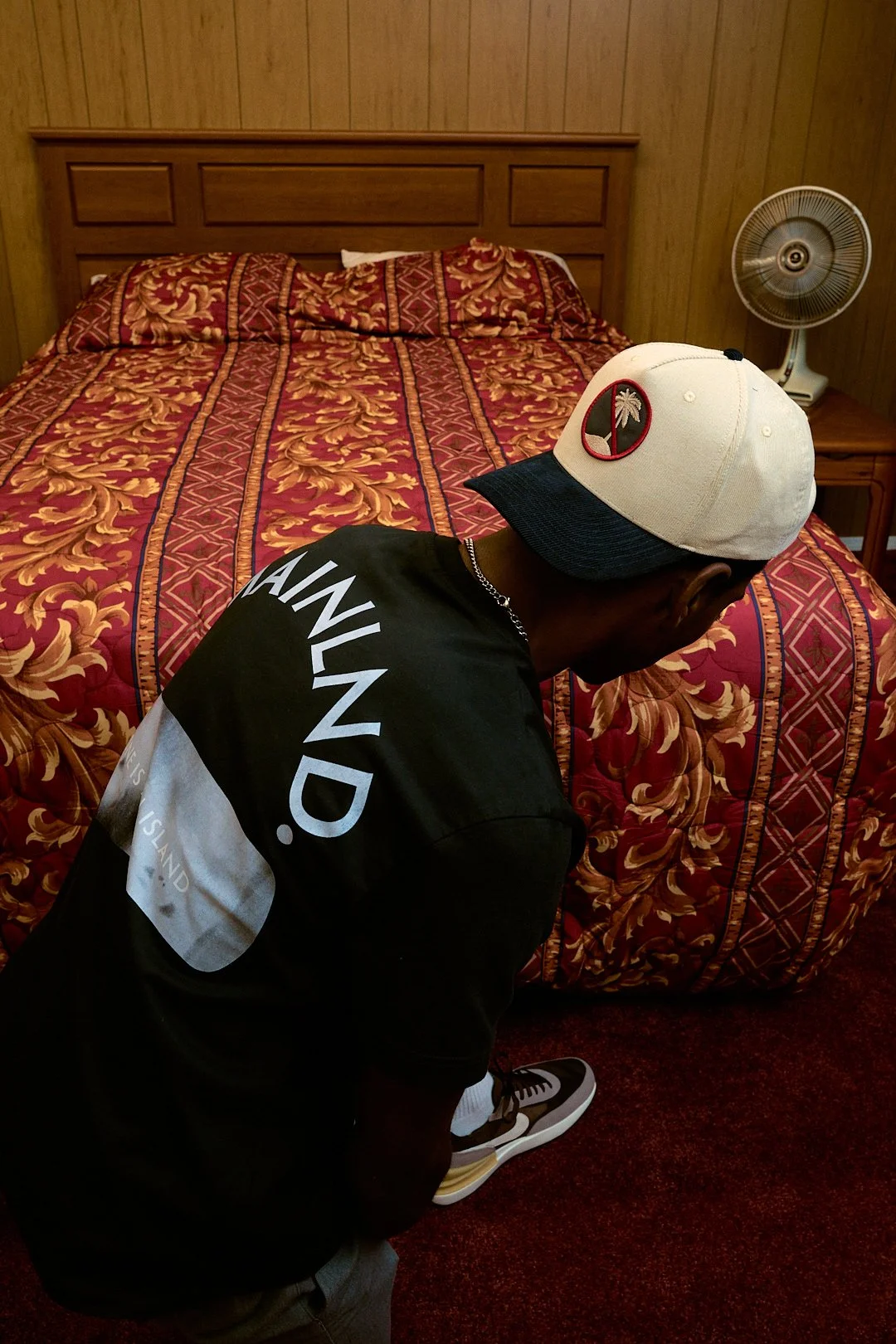 "Logo and merchandise of the MAINLND brand, showcasing stylish apparel and accessories with a modern, urban aesthetic."