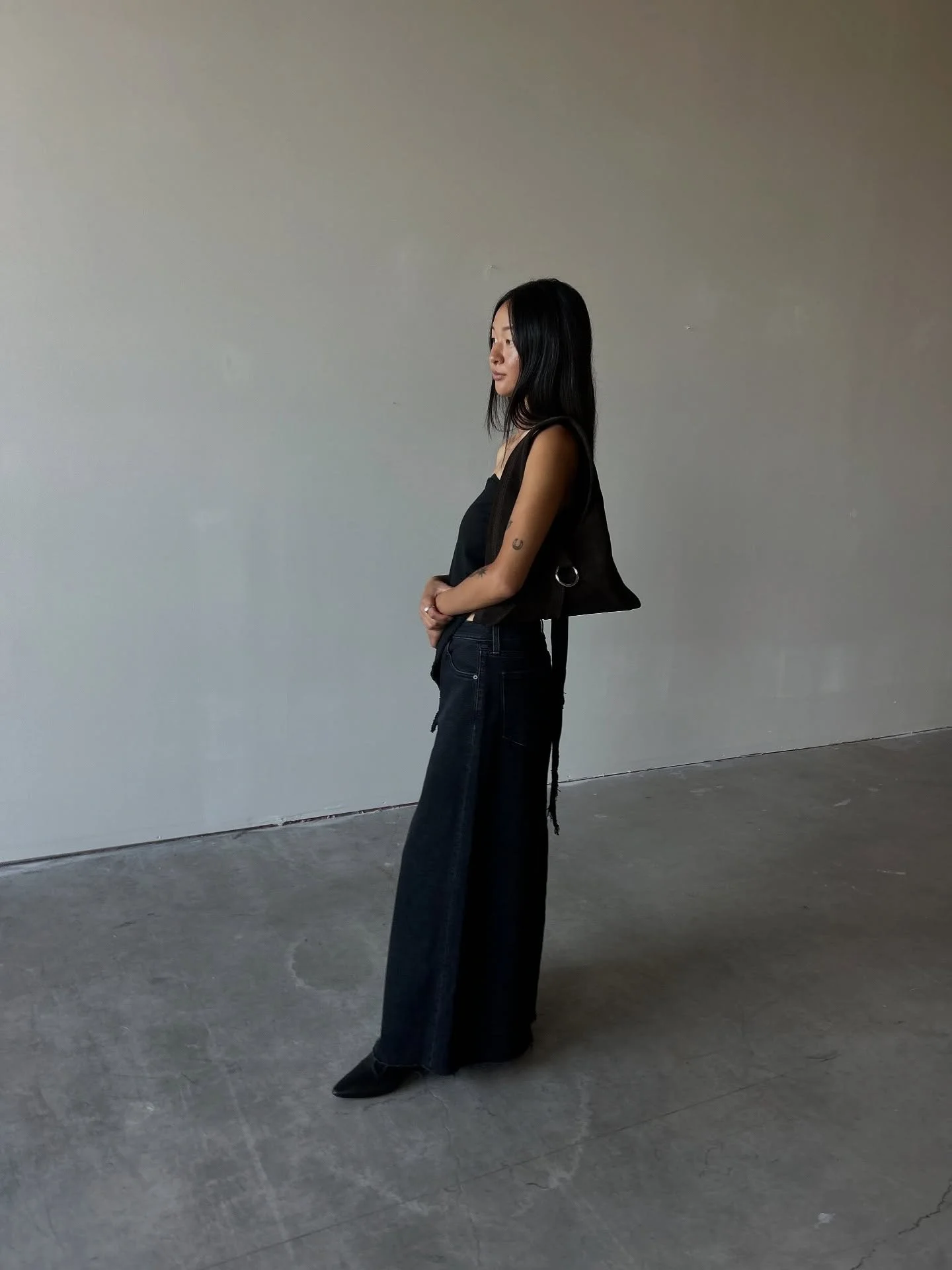 Jaimie wearing the Cruza bag in Brown 🔗 
RESTOCKING AT TODAY AT 12AM (PST)