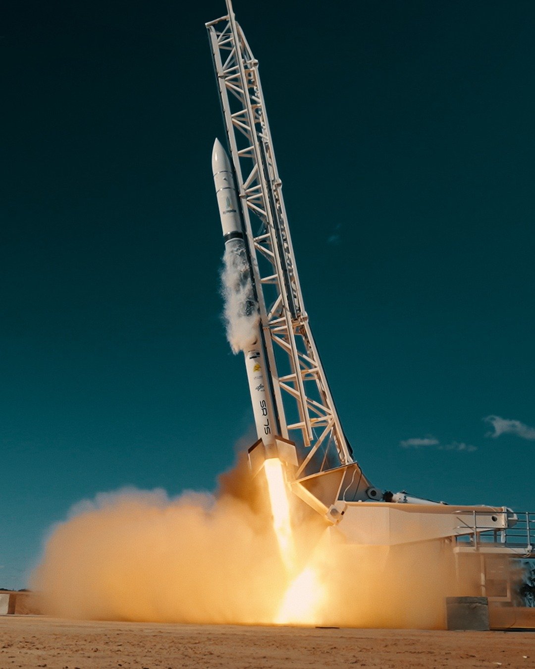 Stills documenting @southernlaunch &amp; @hyimpulse_technologies recent successful launch of the SR-75 rocket at the Koonibba Test Range earlier this month 🚀💥