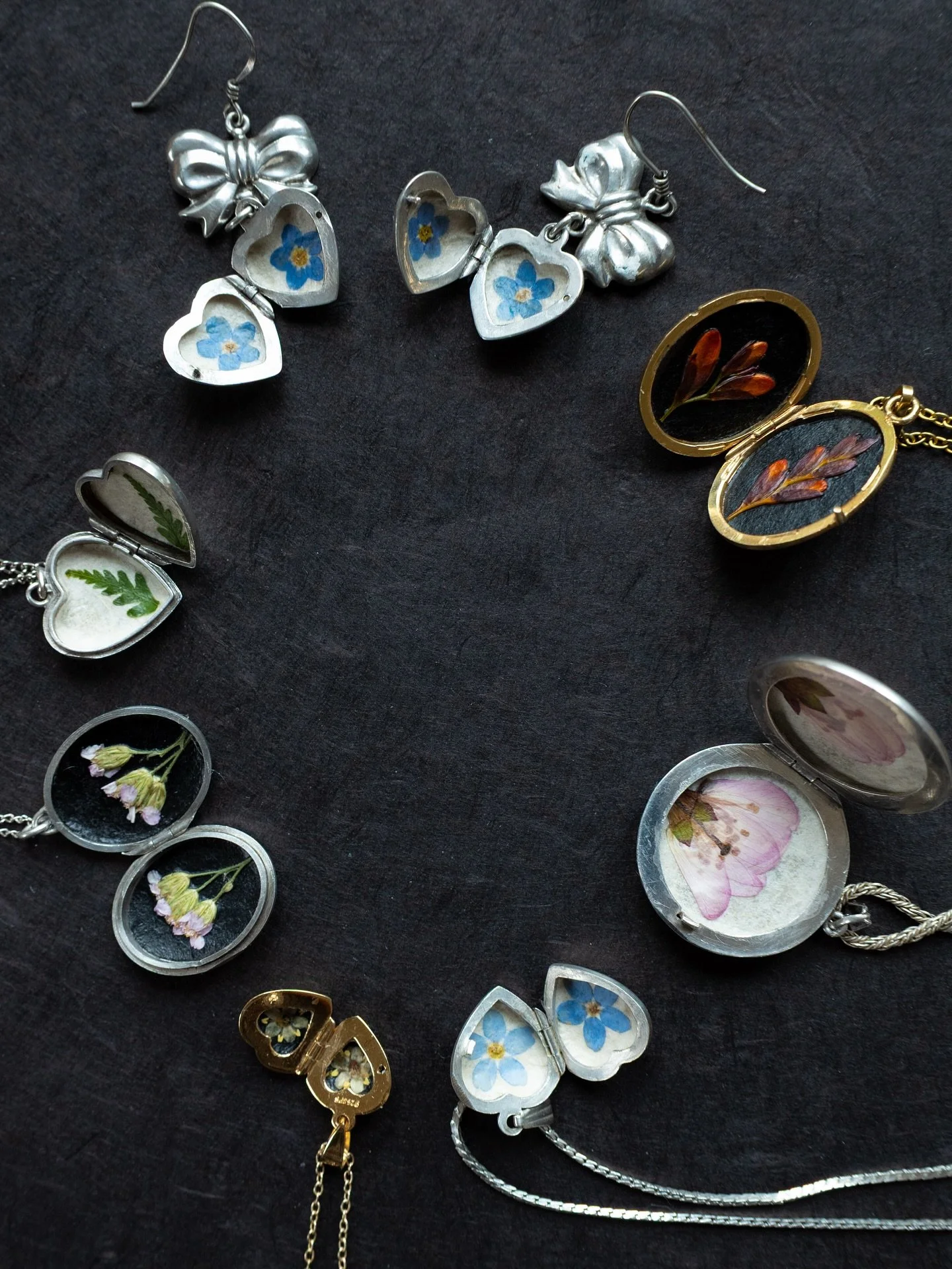 There&rsquo;s a new selection of beautiful vintage lockets now available on my website. Each one is unique and features symbolic pressed flowers. There are flowers for remembrance, love, new beginnings, bravery, strength, protection, happiness and mo