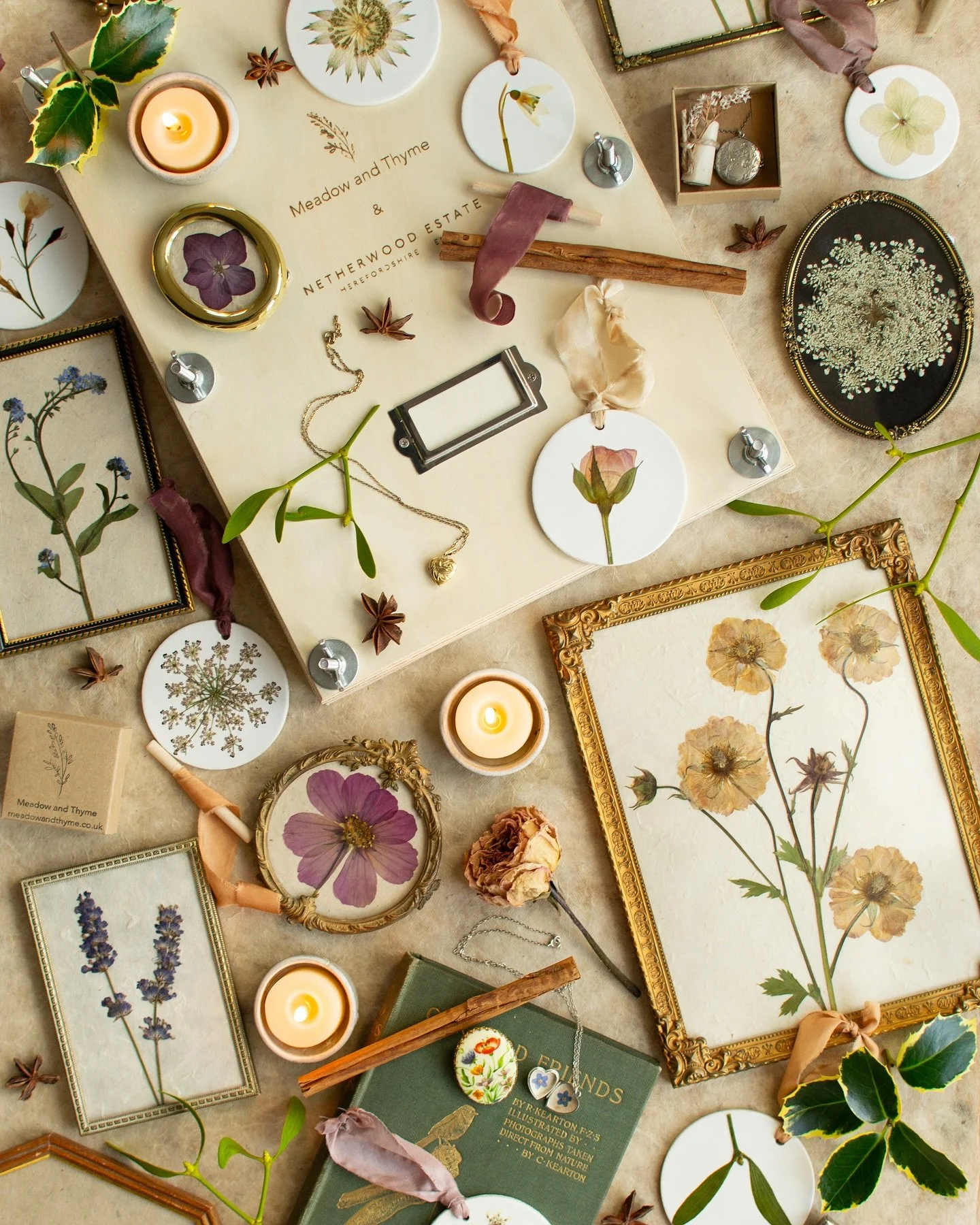 Cosy days incoming! Pressed flowers allow us to enjoy the warmth and beauty of flowers all year long. You can find a myriad of pressed flower creations on the Meadow and Thyme website, all made with love, naturally. 💕