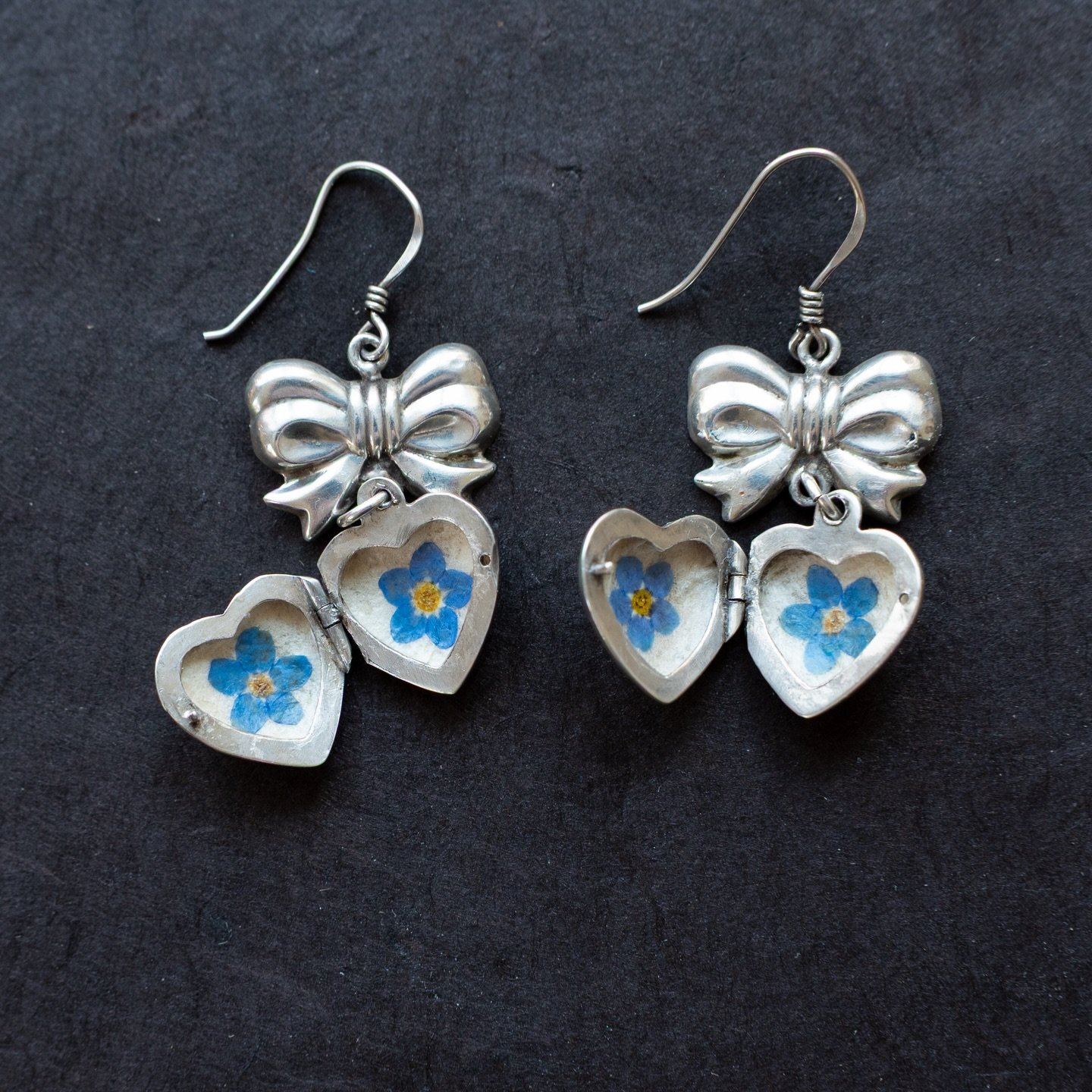 Gorgeous forget-me-not flowers, symbols of eternal love, remembrance and devotion, hidden inside beautiful vintage sterling silver earrings. You can find these and lots of other lovely vintage pressed flower lockets on my website. 💙