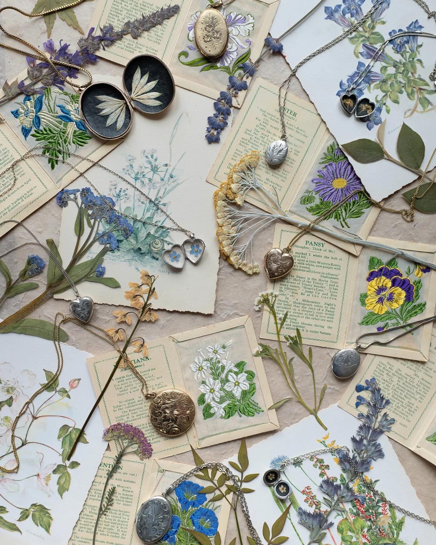 Vintage elegance 🤍 

Each of these stunning silver and gold vintage lockets encases symbolic pressed flowers - they truly are a magical combination. There are flowers for love, healing, strength, remembrance, protection, positivity and more. Each lo