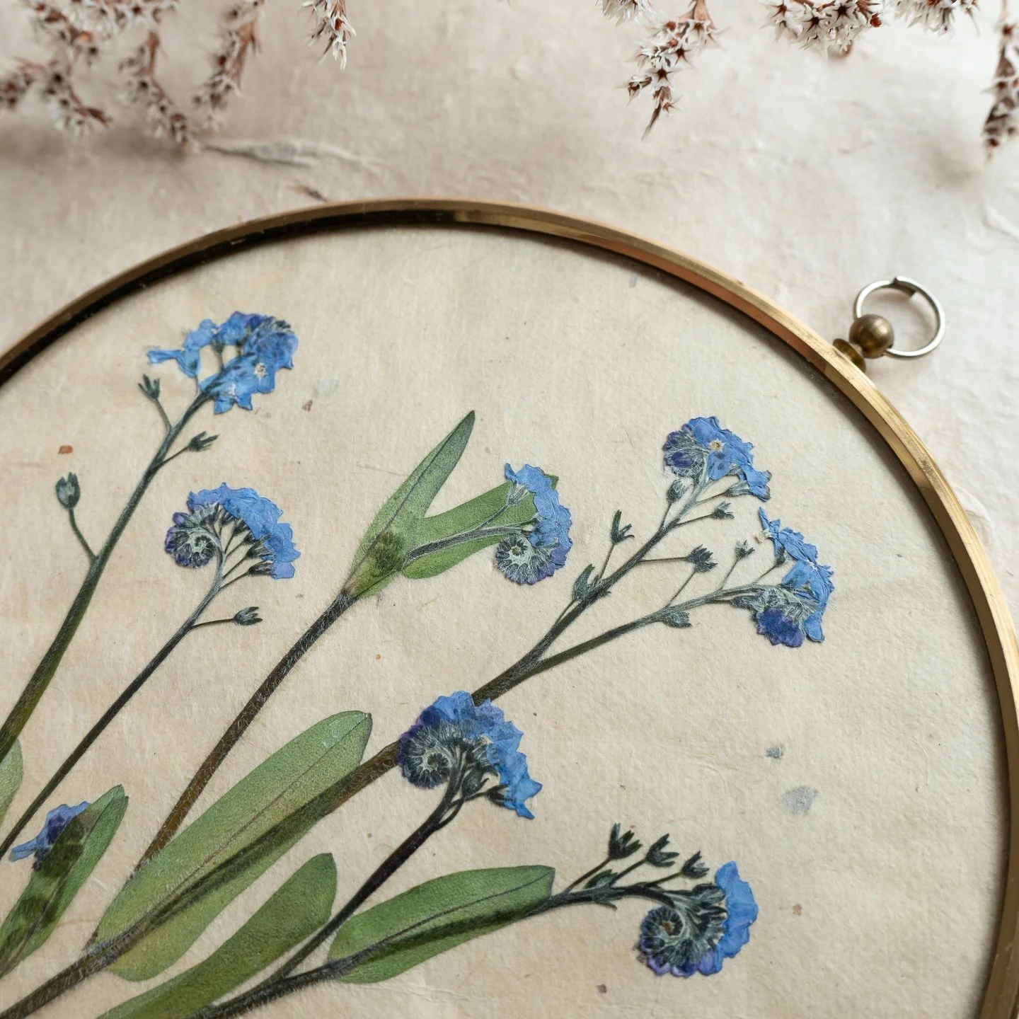 Pressed flowers in gorgeous vintage frames and lockets. The perfect way to welcome in flower-filled May. 🤍