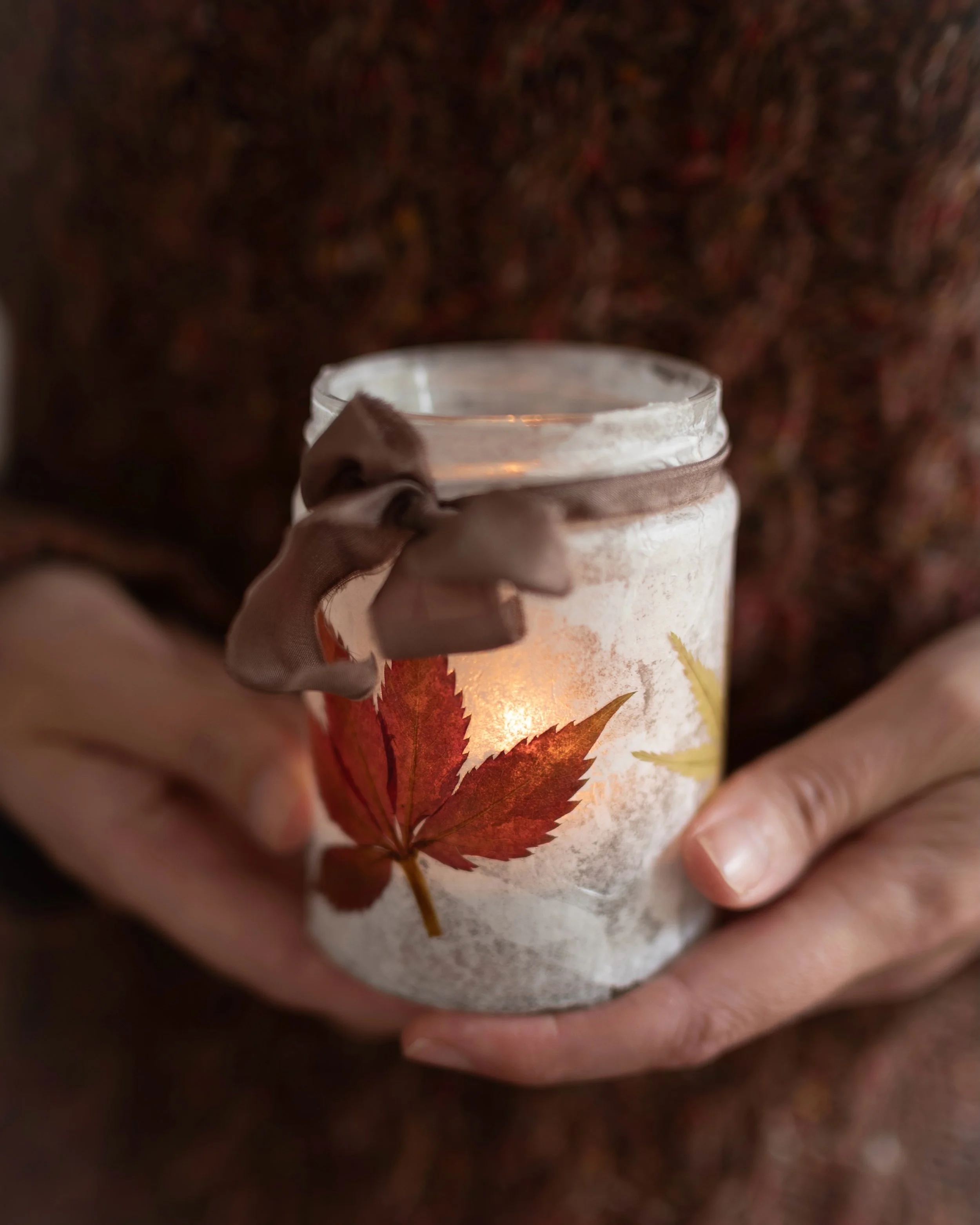 Cosy season is on the way. 🧡 Welcome in beautiful Autumn vibes with these gorgeous decoupage jam jars - you&rsquo;ll find step-by-step instructions for how to make them in The Pressed Flower Handbook.