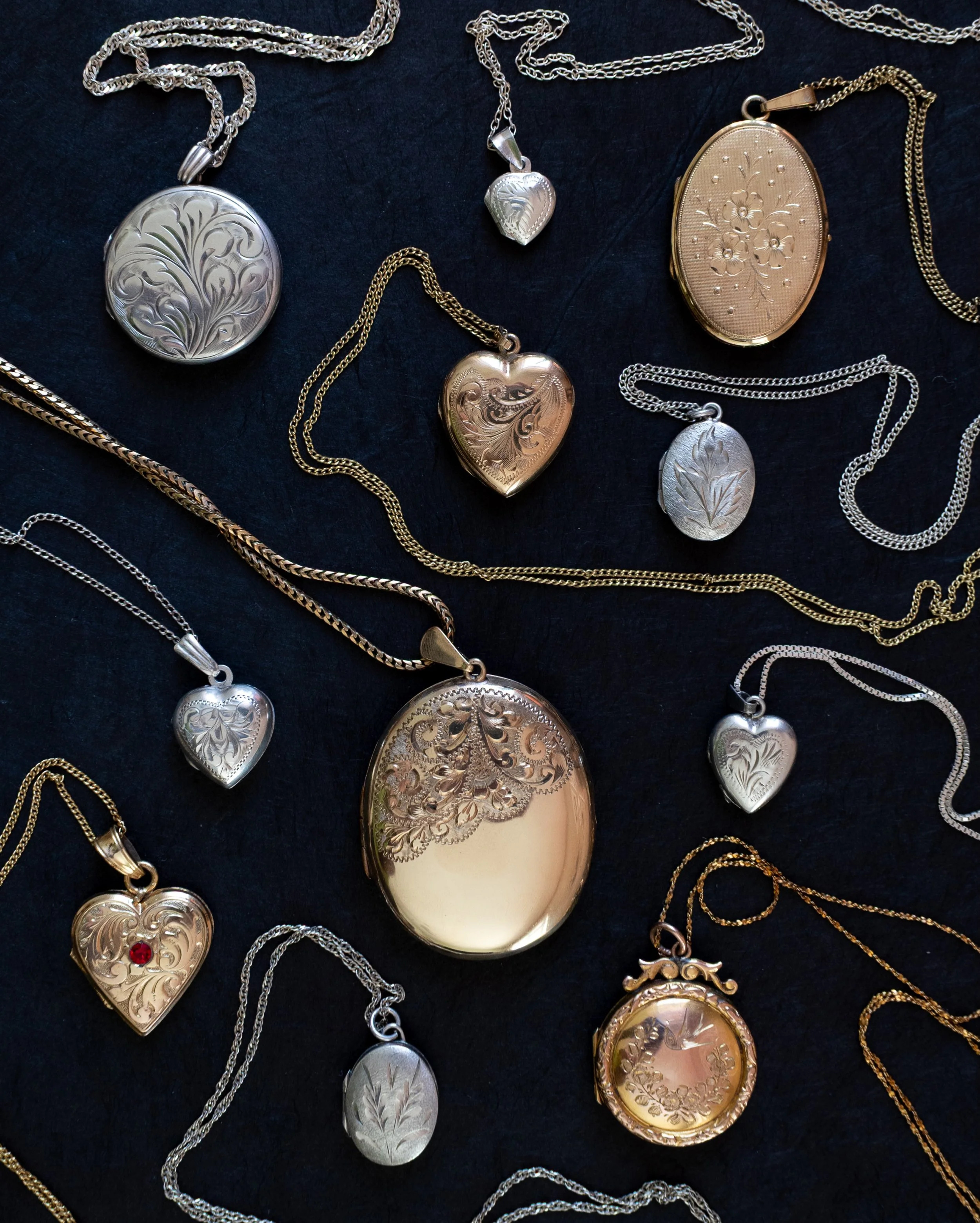 Swipe to see the treasures inside. 🤍

Gorgeous vintage gold and silver lockets encasing precious symbolic pressed flowers. By Meadow and Thyme.